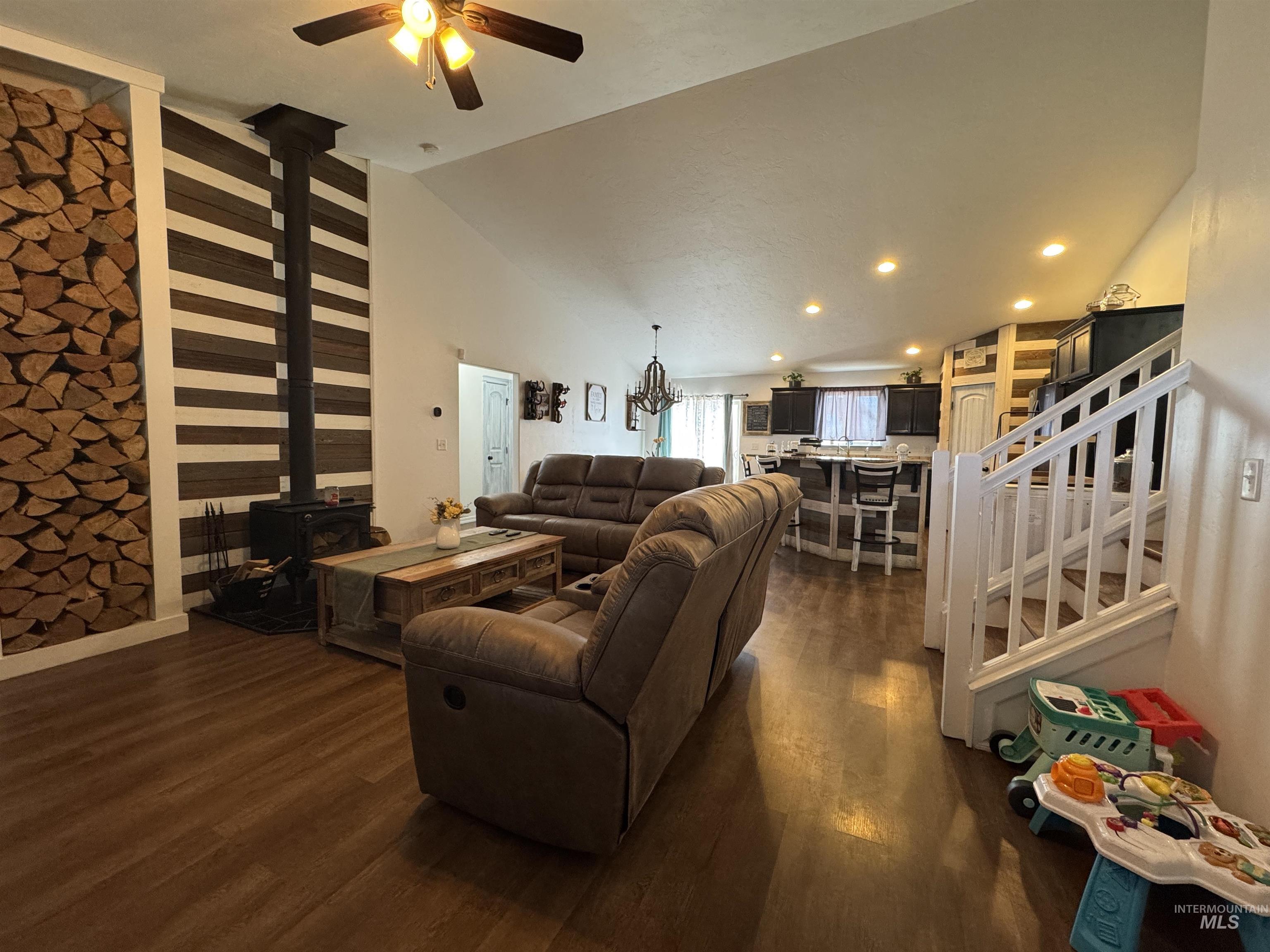 817 Owl Court Property Photo 4