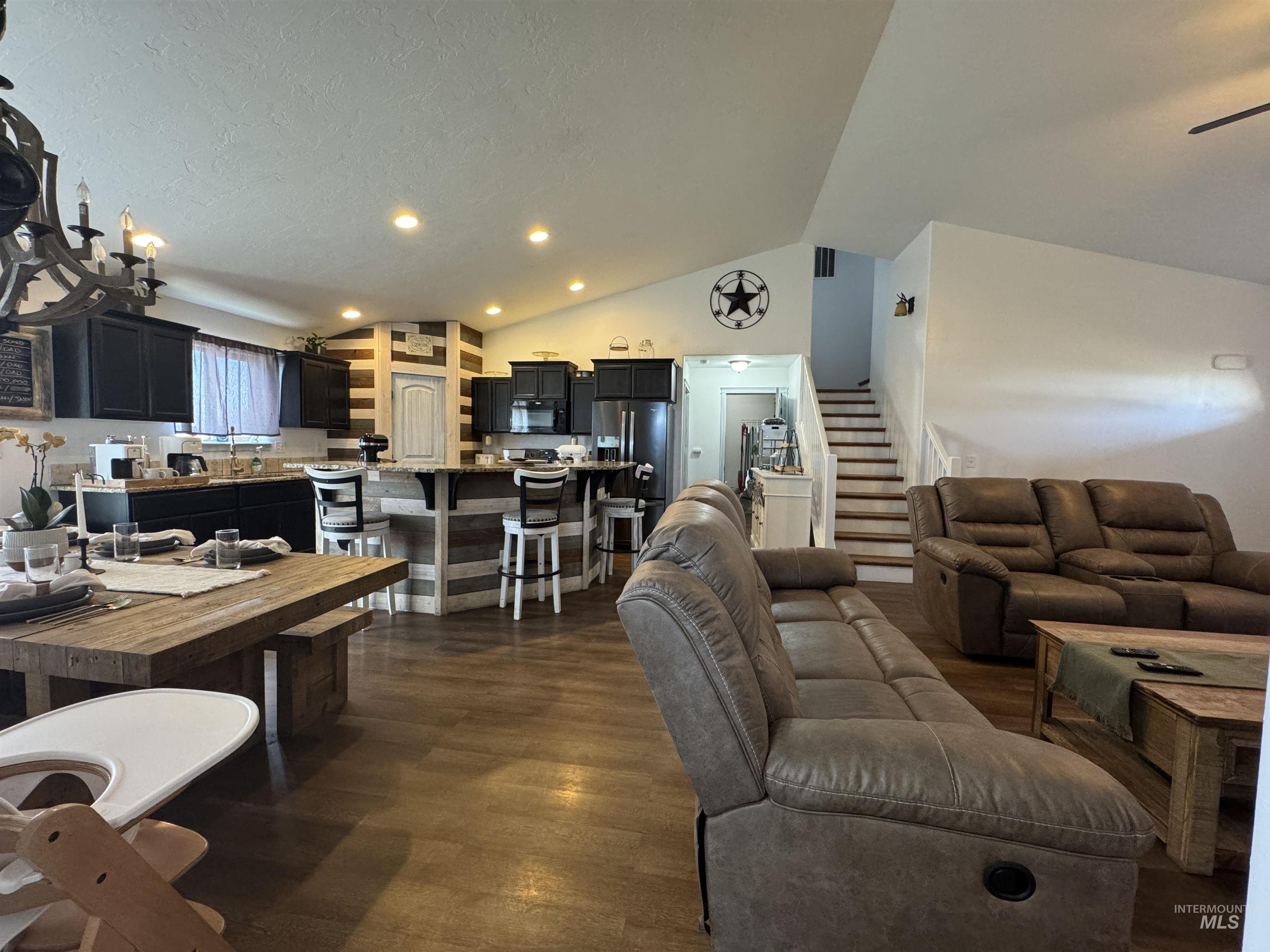 817 Owl Court Property Photo 6