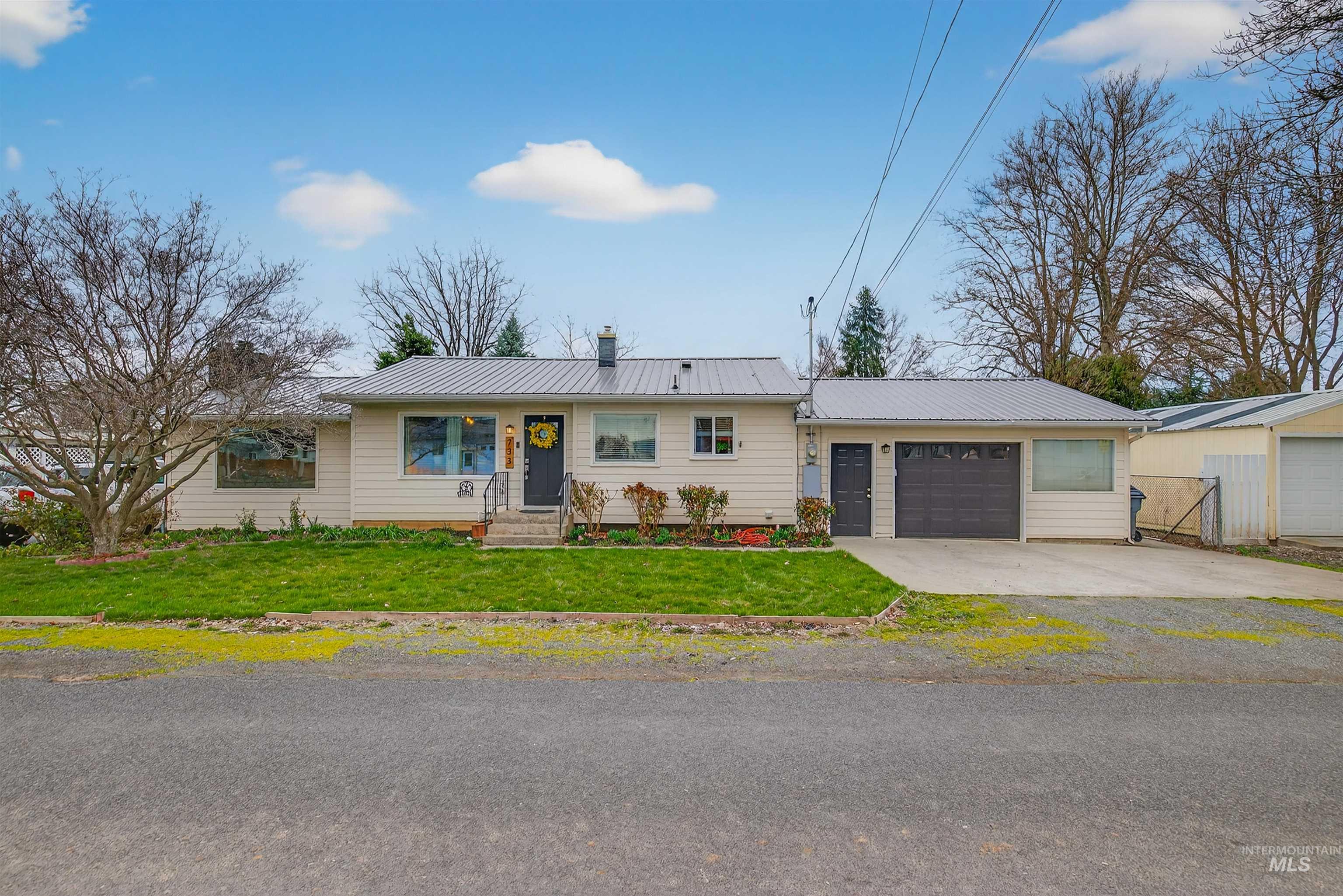 733 Airway Ave. Property Photo 1