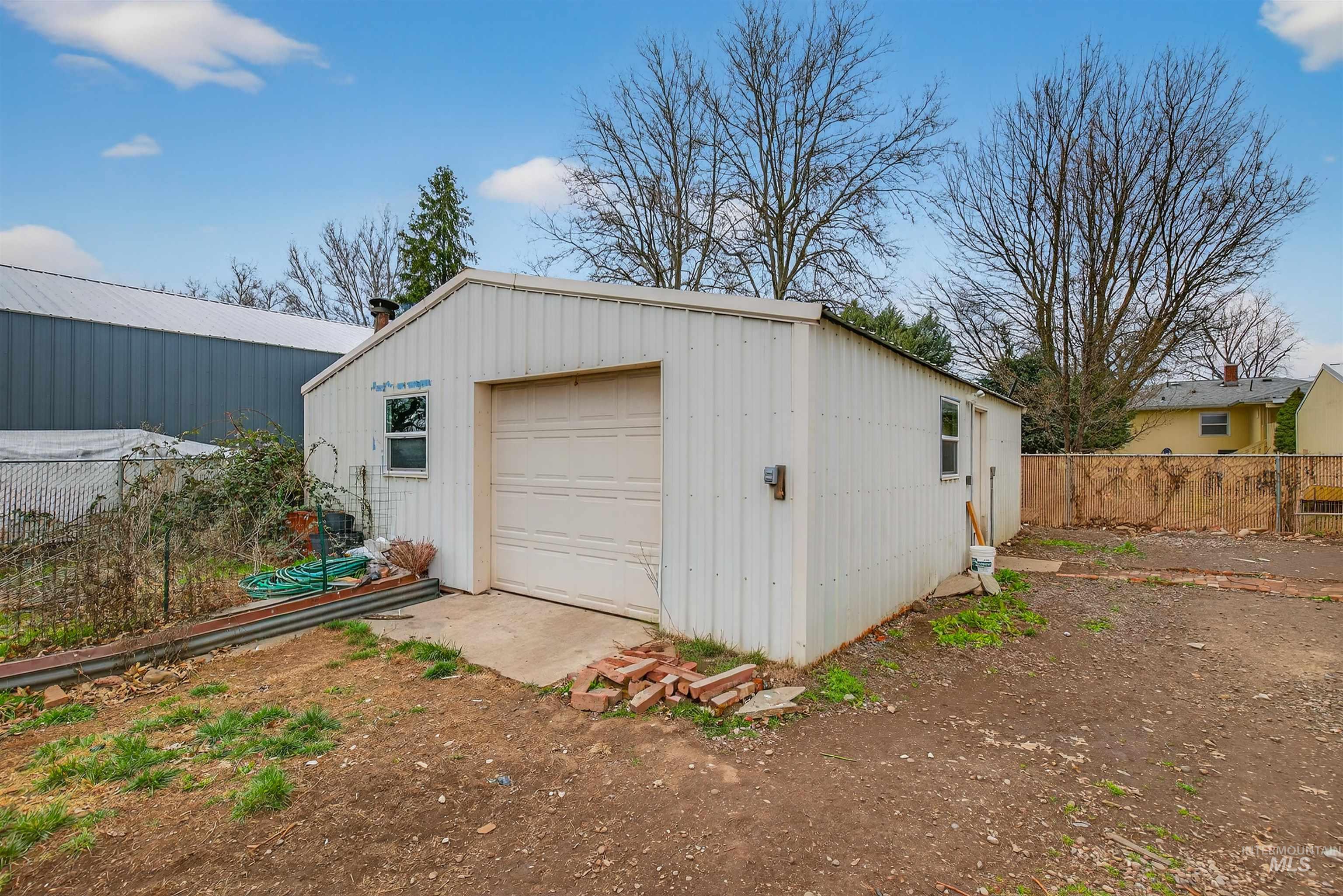 733 Airway Ave. Property Photo 24