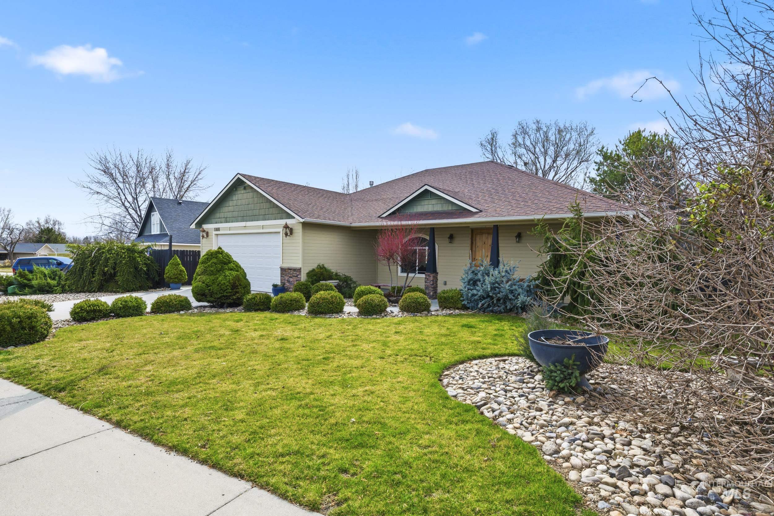 1101 Pioneer Way Property Photo 3