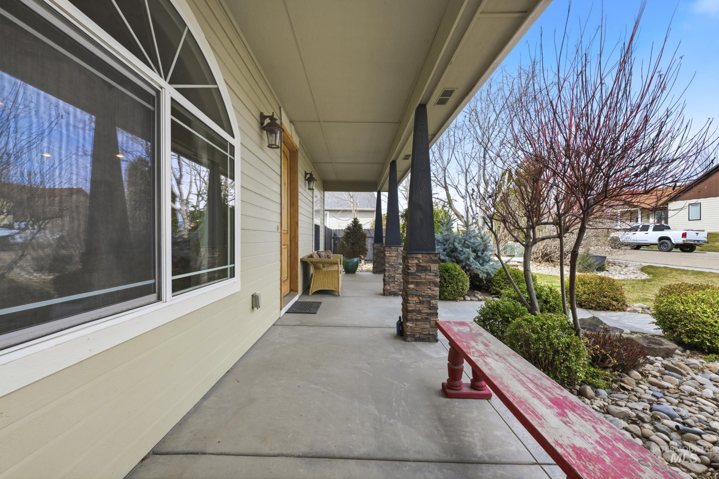 1101 Pioneer Way Property Photo 5