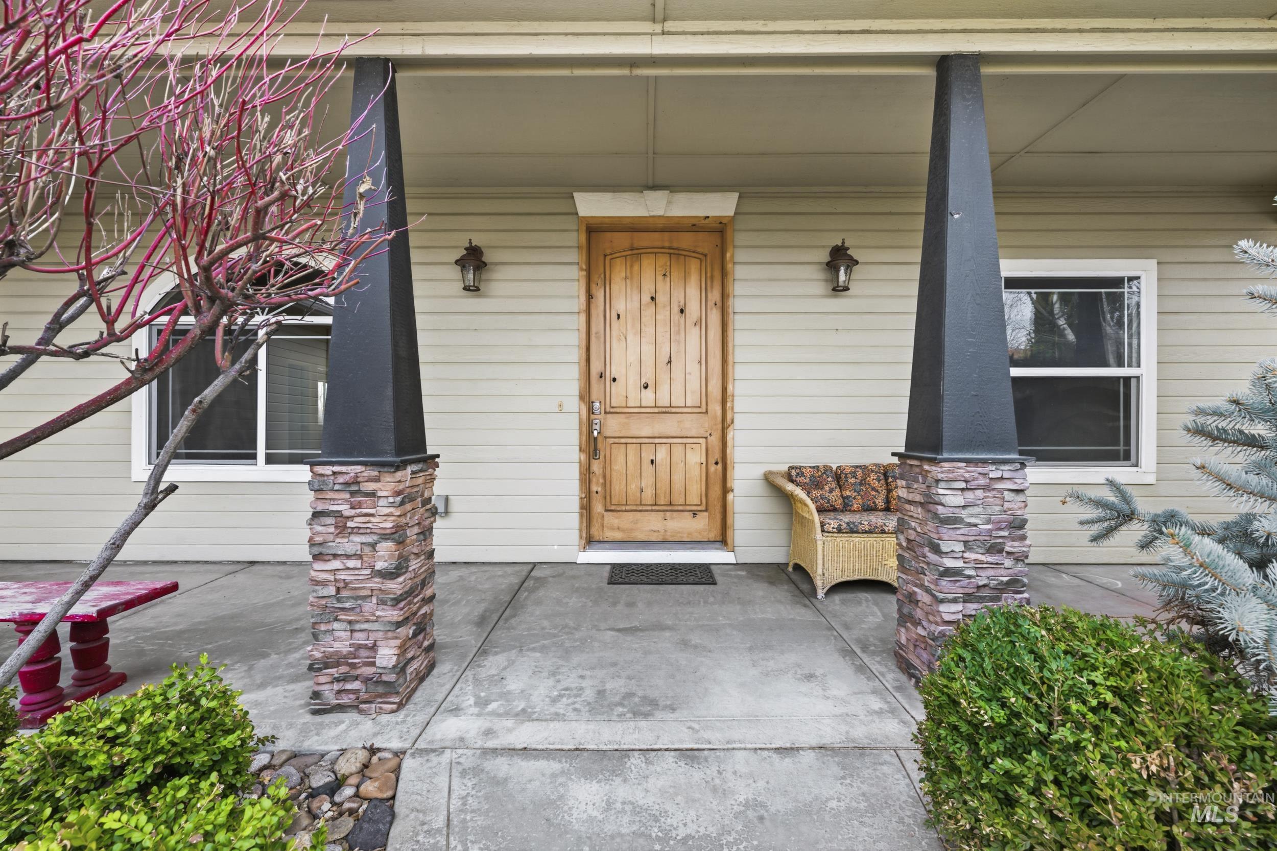 1101 Pioneer Way Property Photo 6