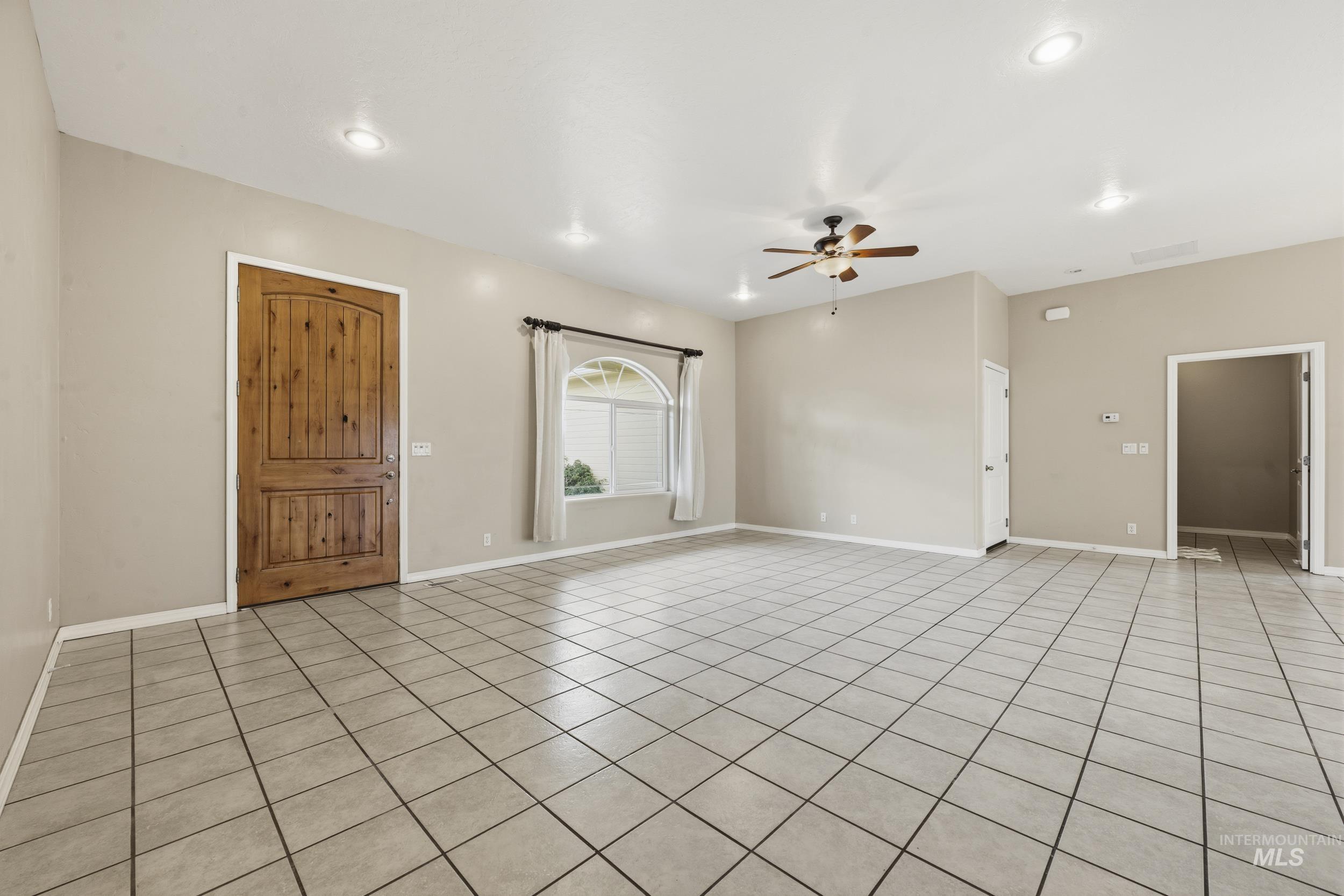 1101 Pioneer Way Property Photo 8