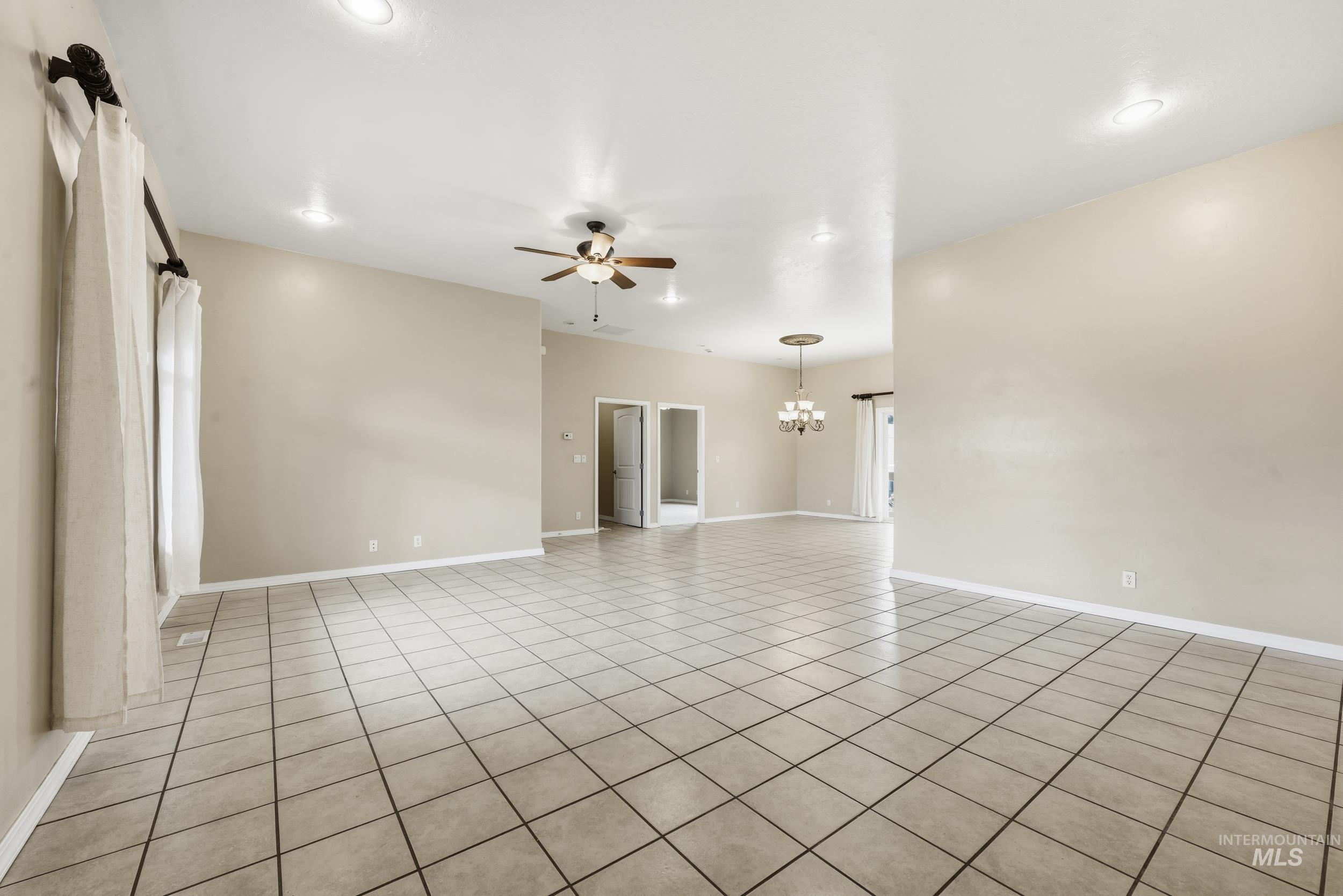 1101 Pioneer Way Property Photo 10
