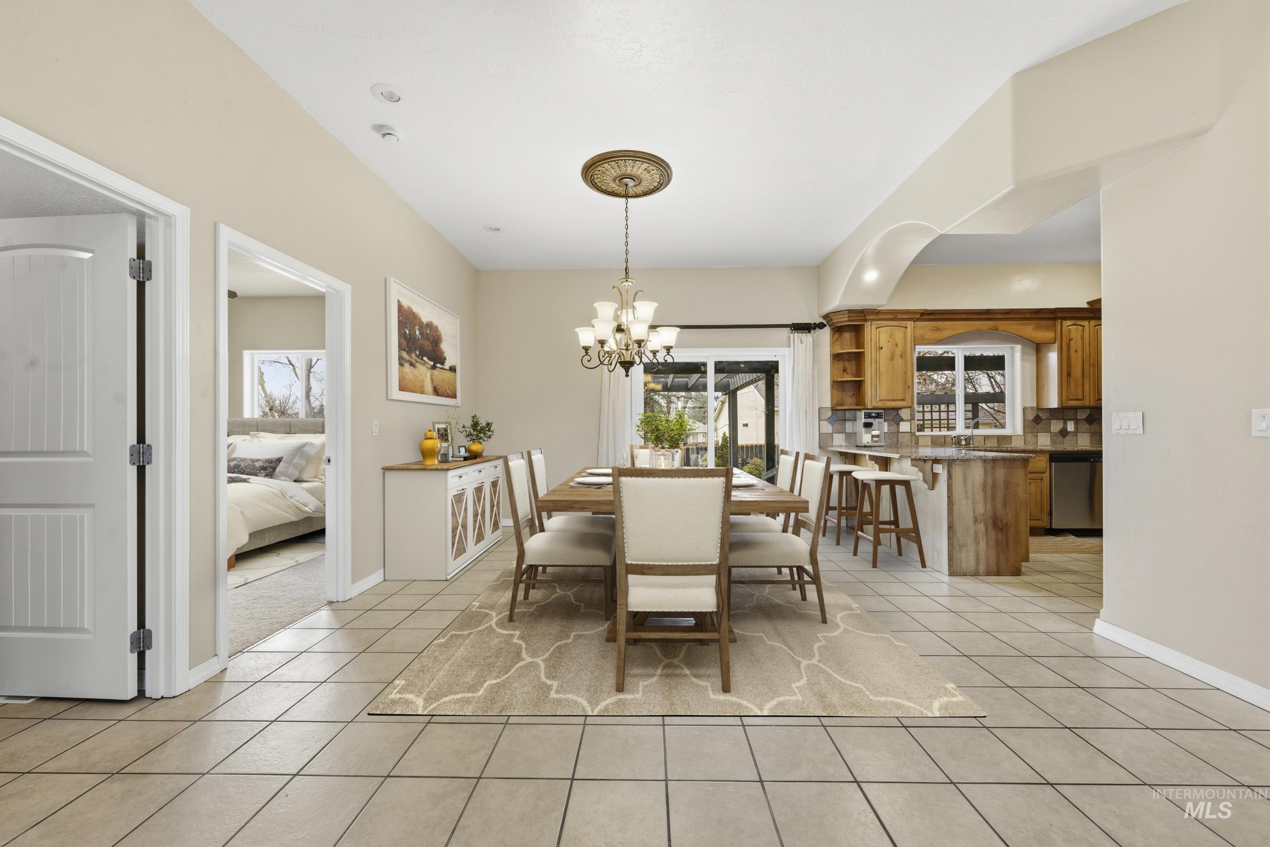 1101 Pioneer Way Property Photo 11