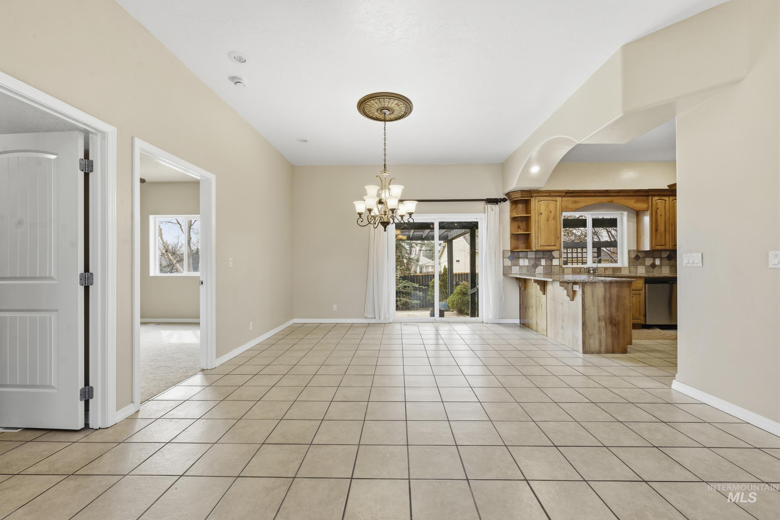 1101 Pioneer Way Property Photo 14