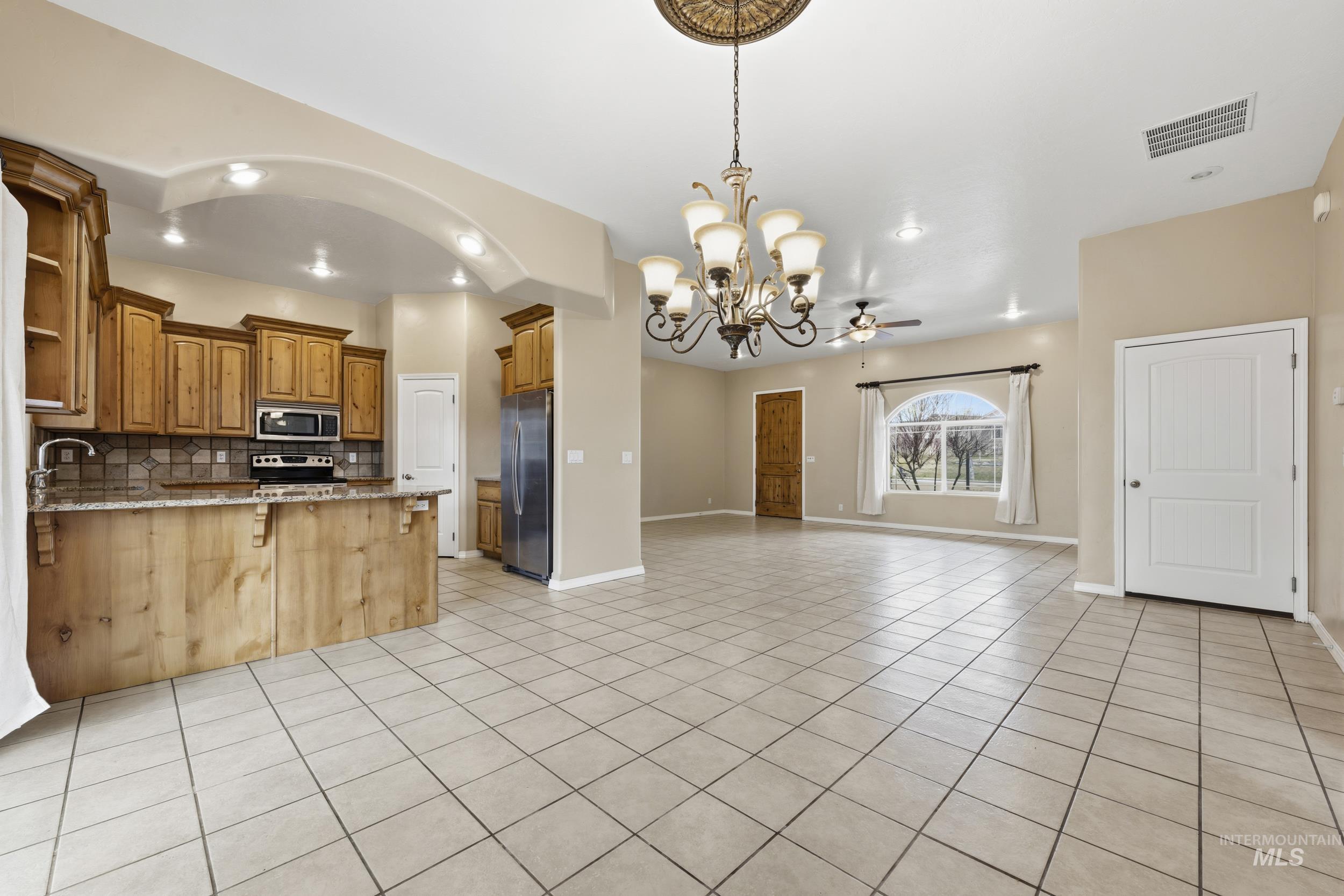 1101 Pioneer Way Property Photo 16