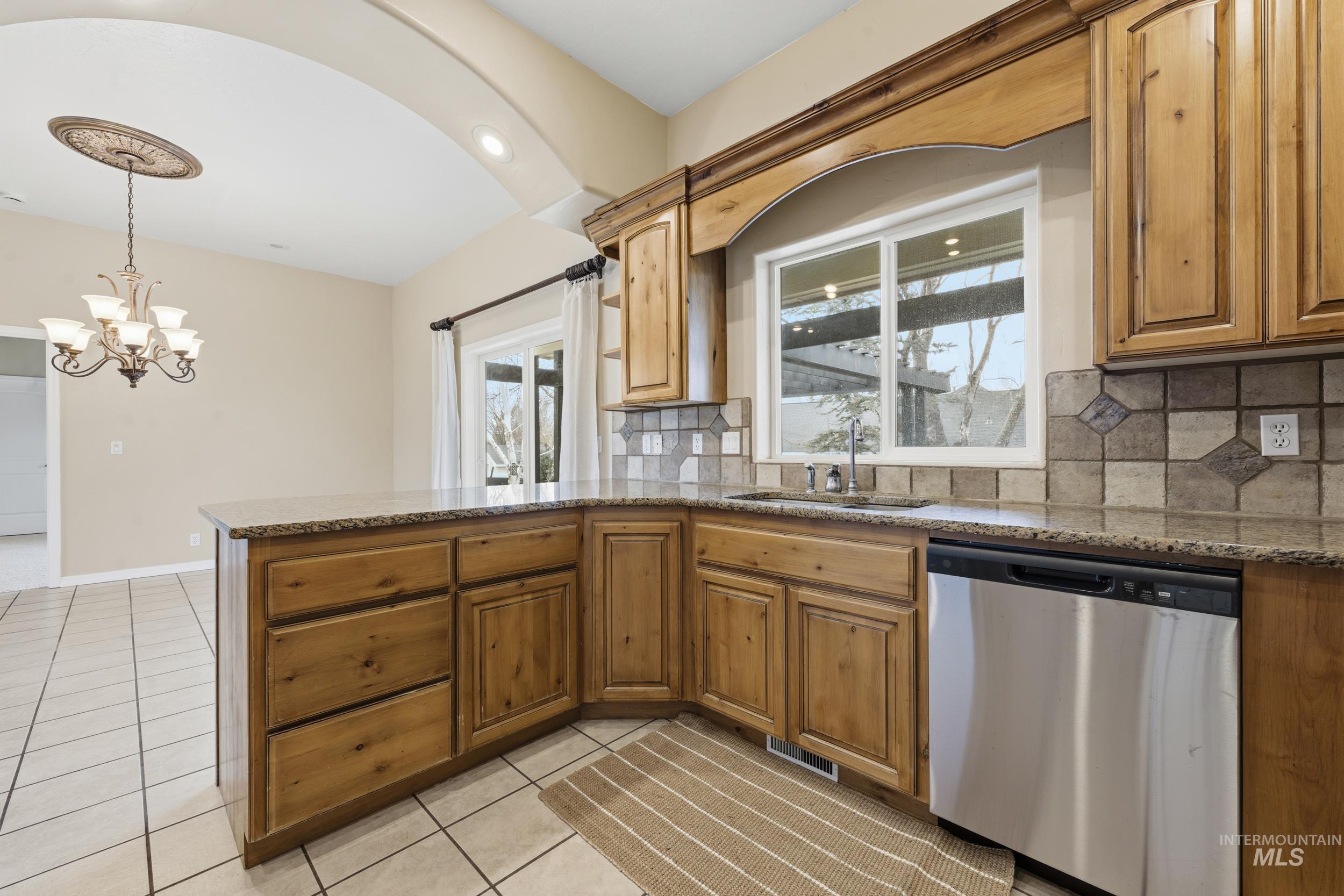 1101 Pioneer Way Property Photo 17