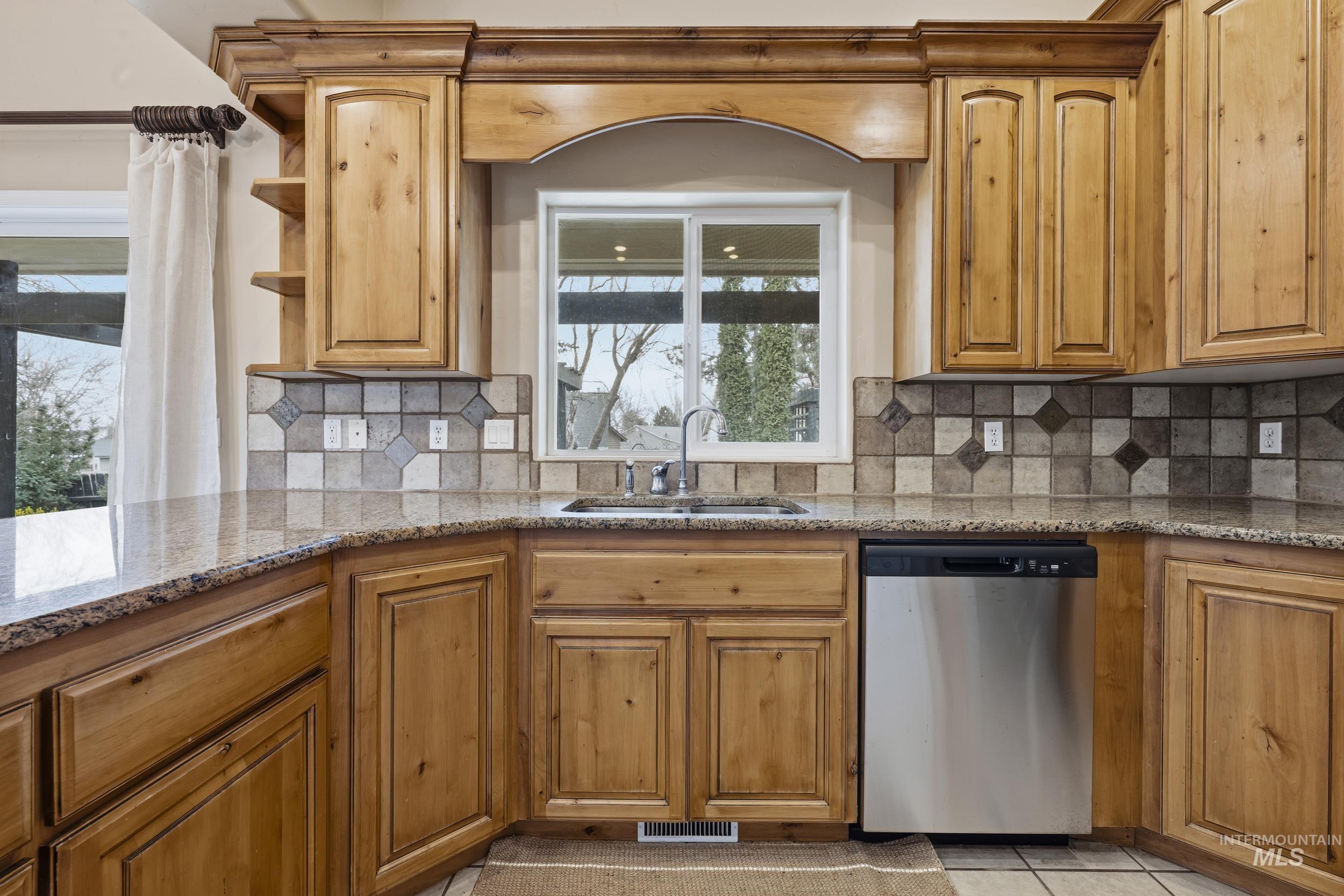 1101 Pioneer Way Property Photo 18