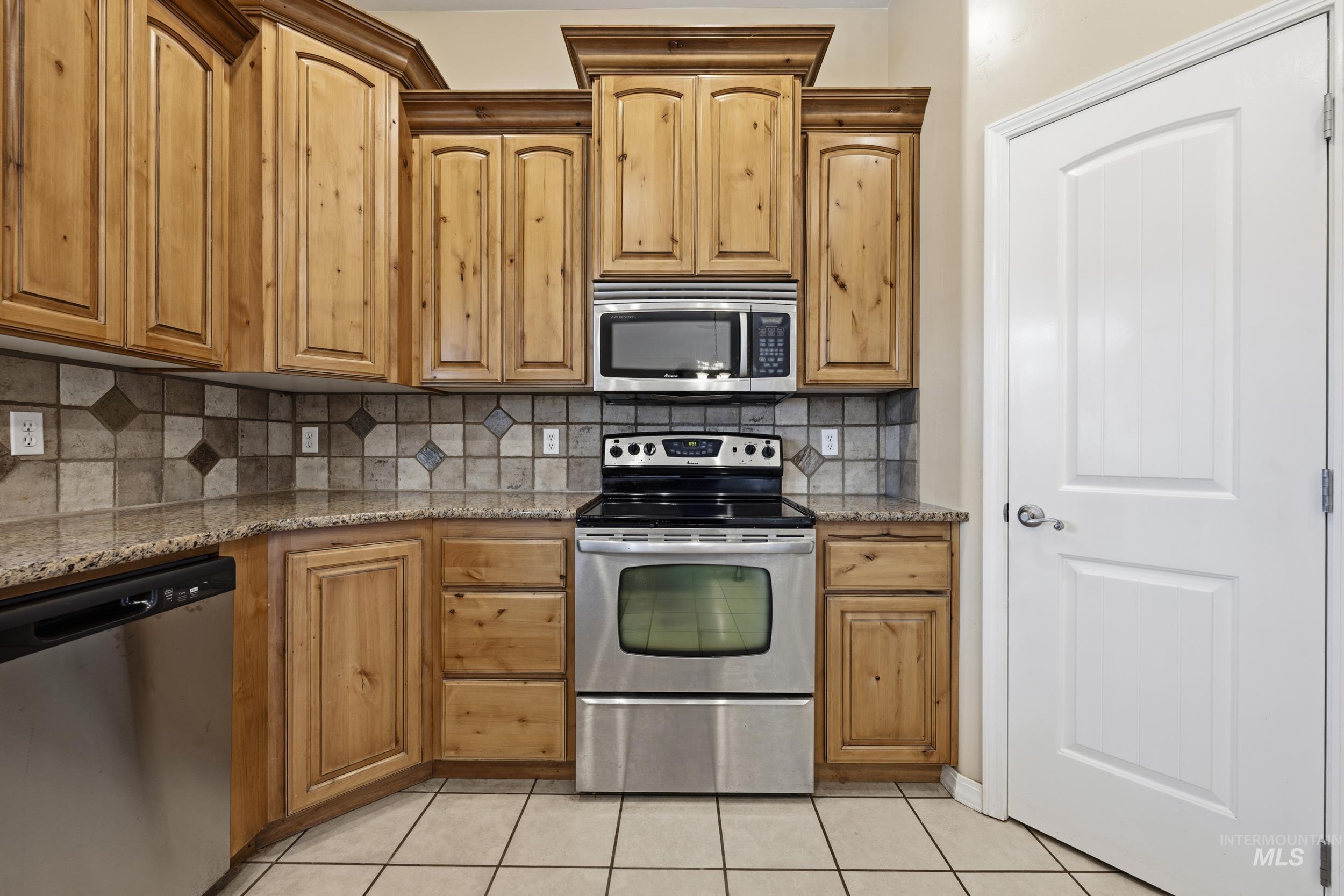 1101 Pioneer Way Property Photo 19