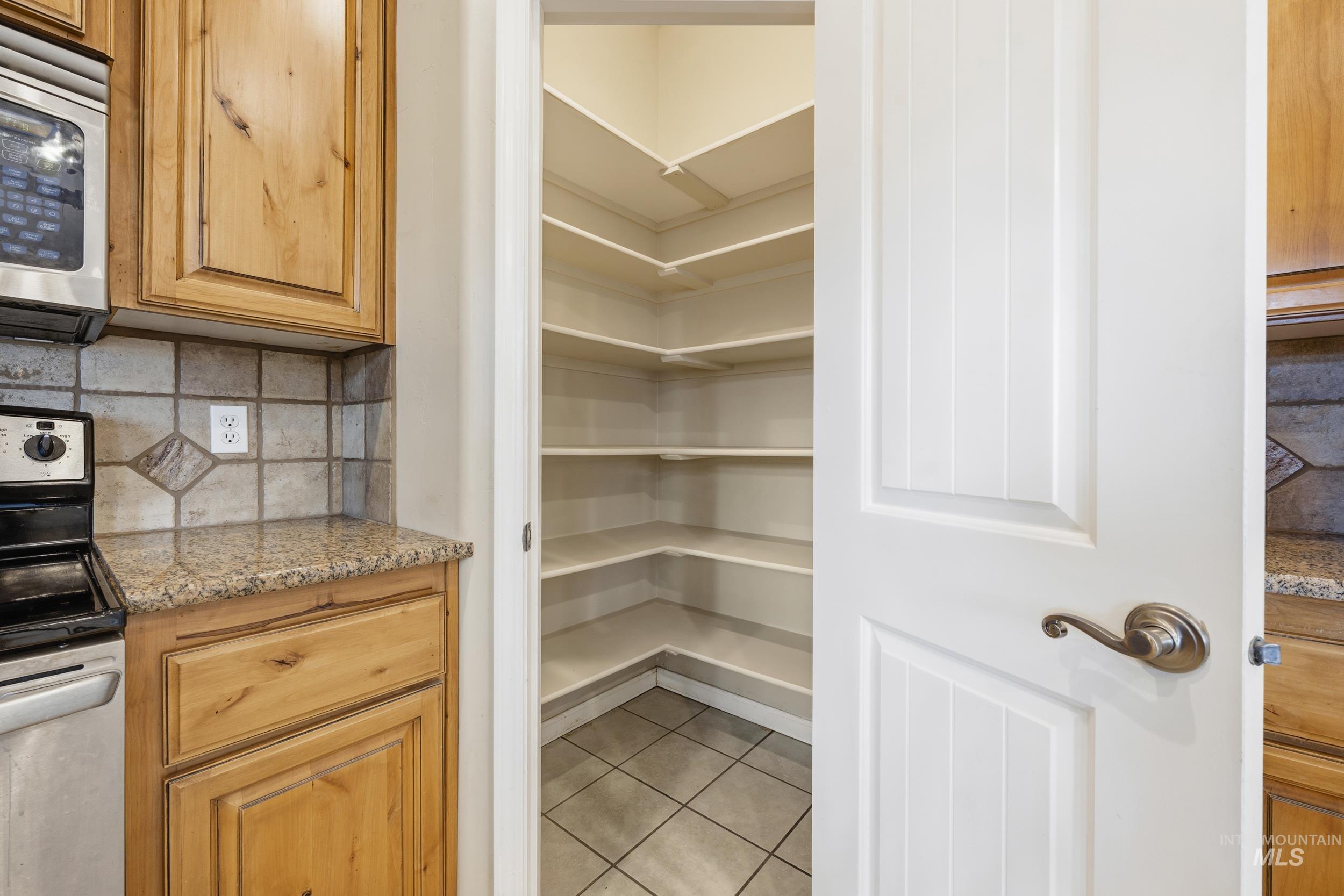 1101 Pioneer Way Property Photo 21