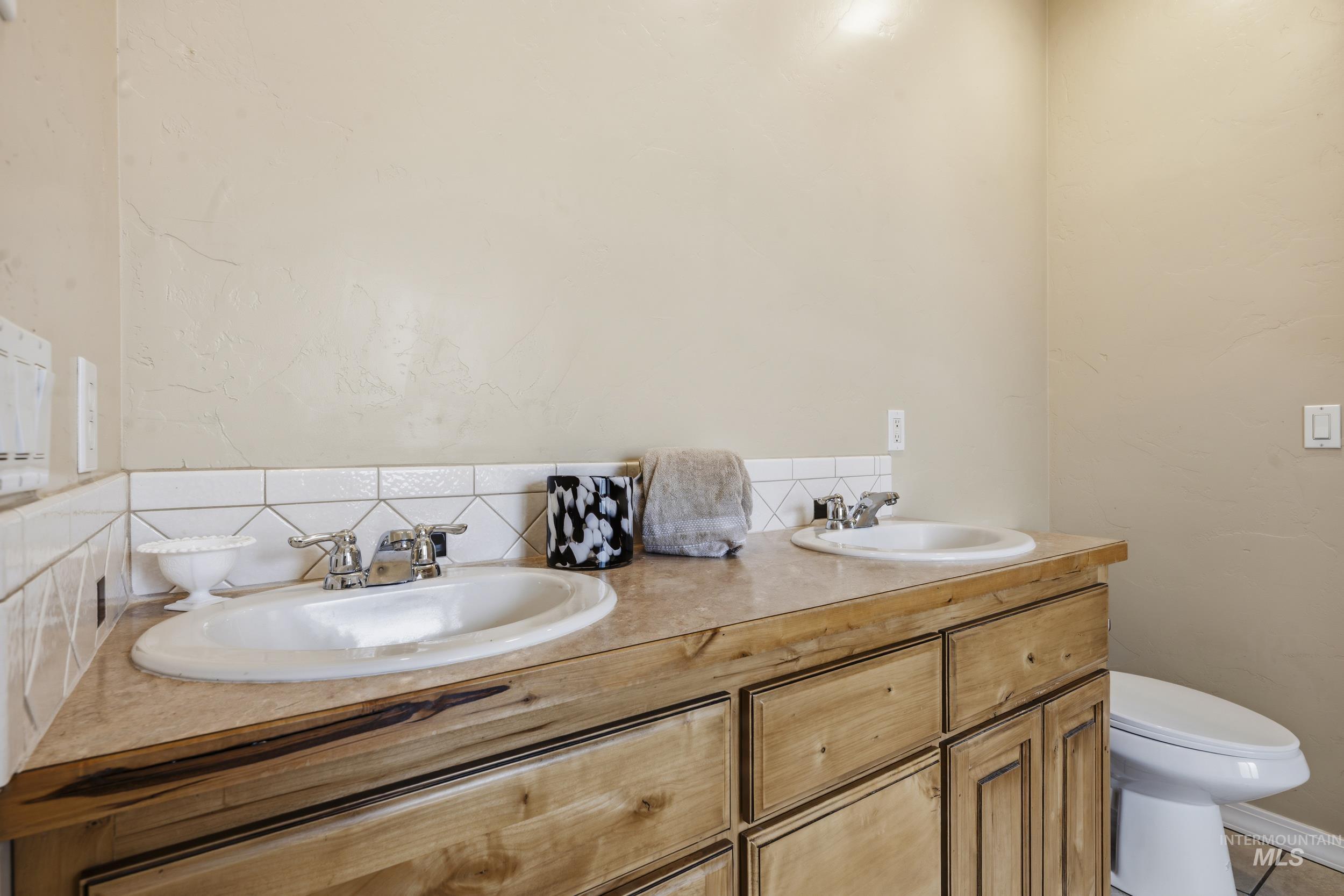 1101 Pioneer Way Property Photo 25