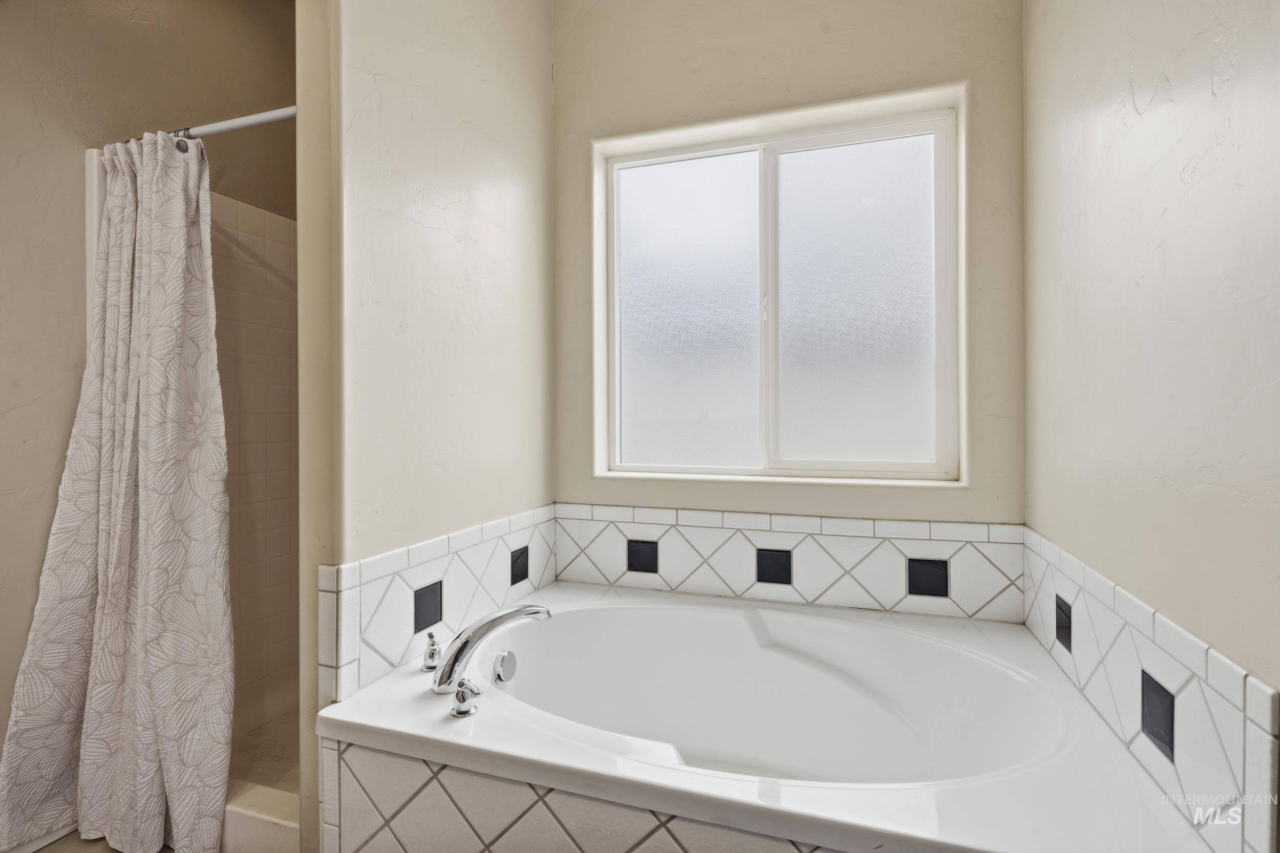 1101 Pioneer Way Property Photo 26