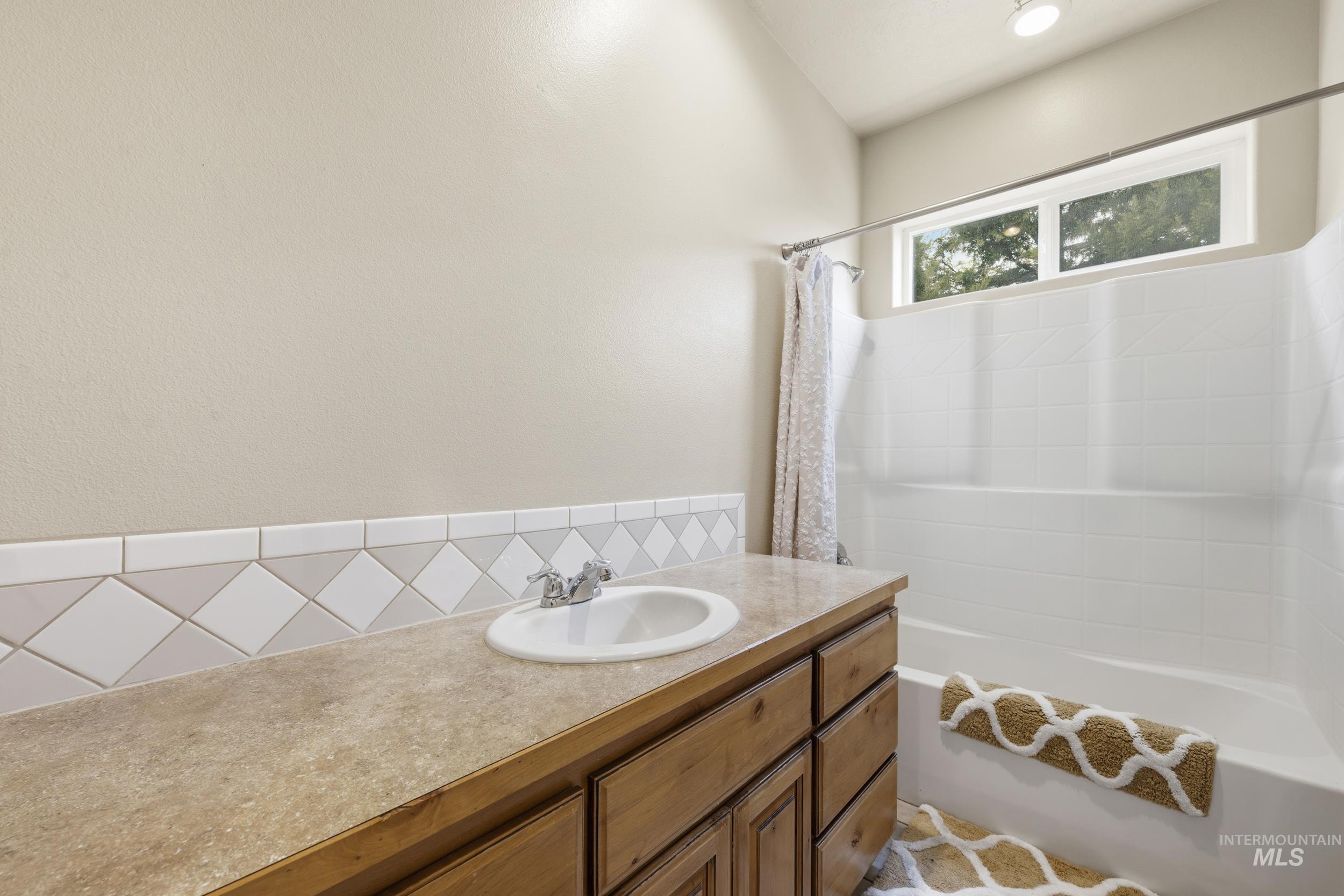1101 Pioneer Way Property Photo 30
