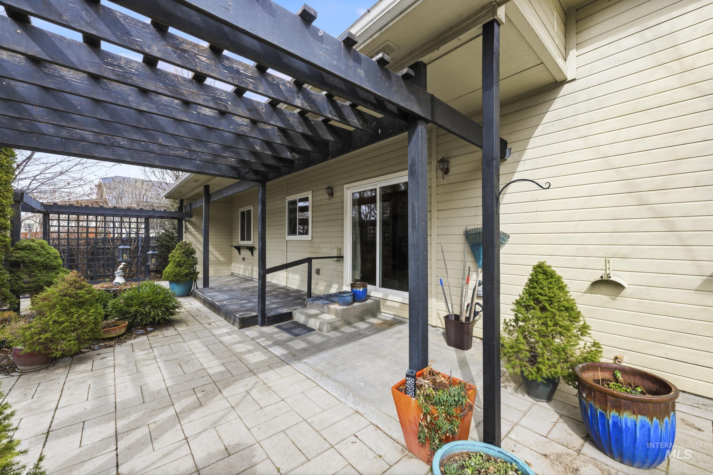 1101 Pioneer Way Property Photo 32