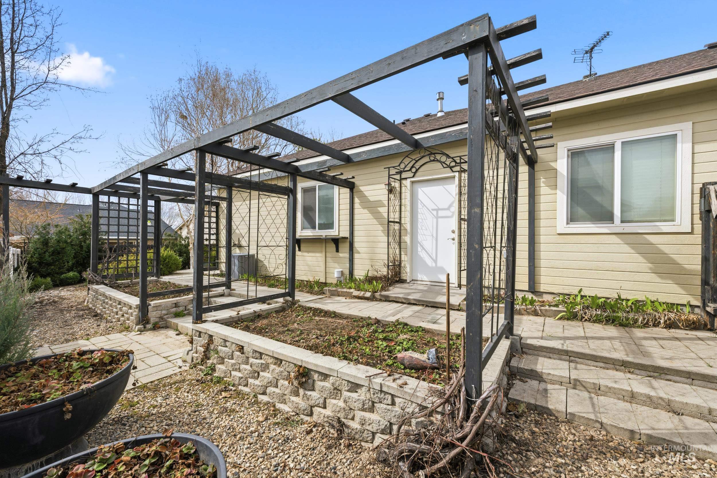 1101 Pioneer Way Property Photo 40