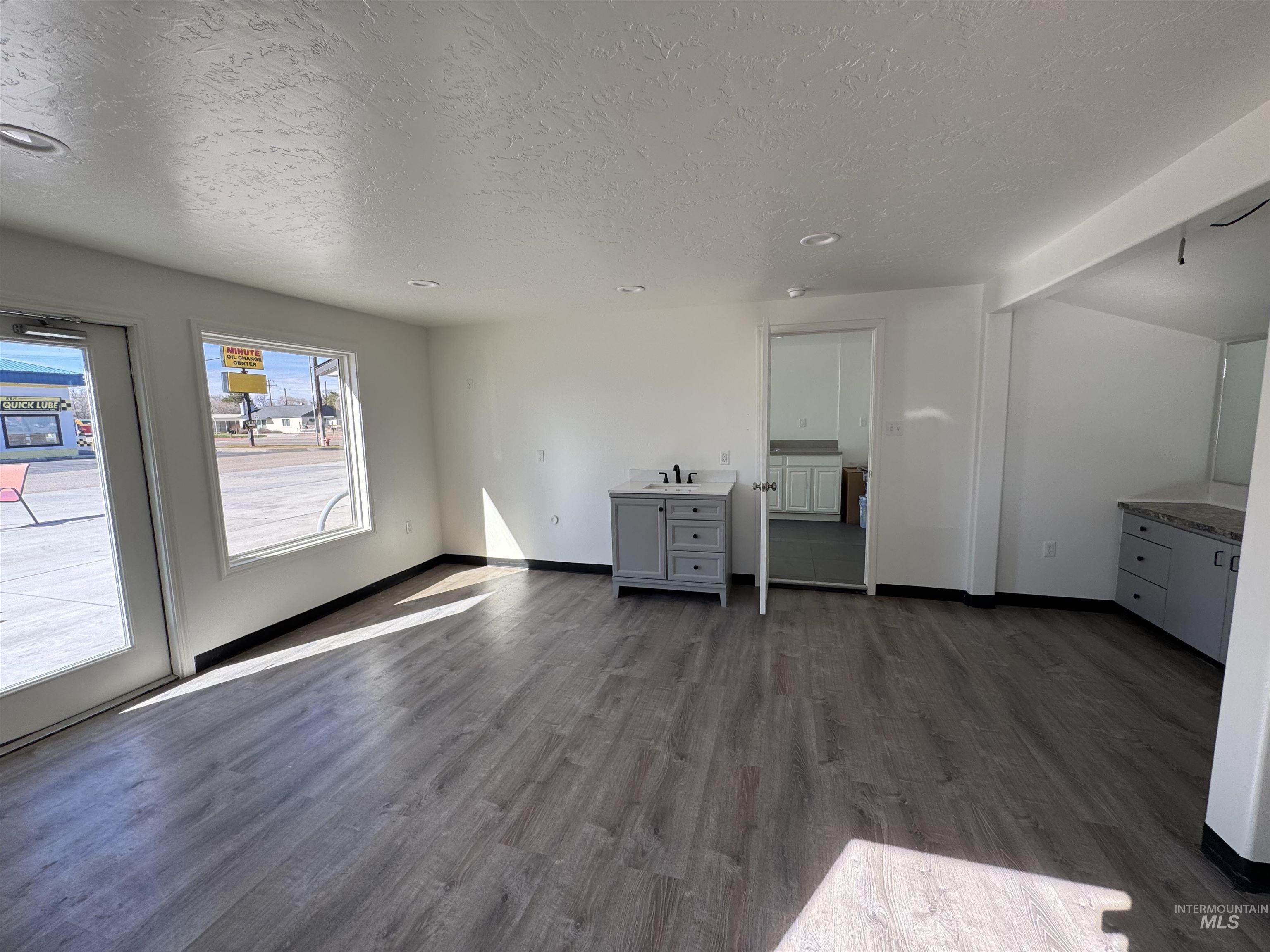 190 Roosevelt St Property Photo 27