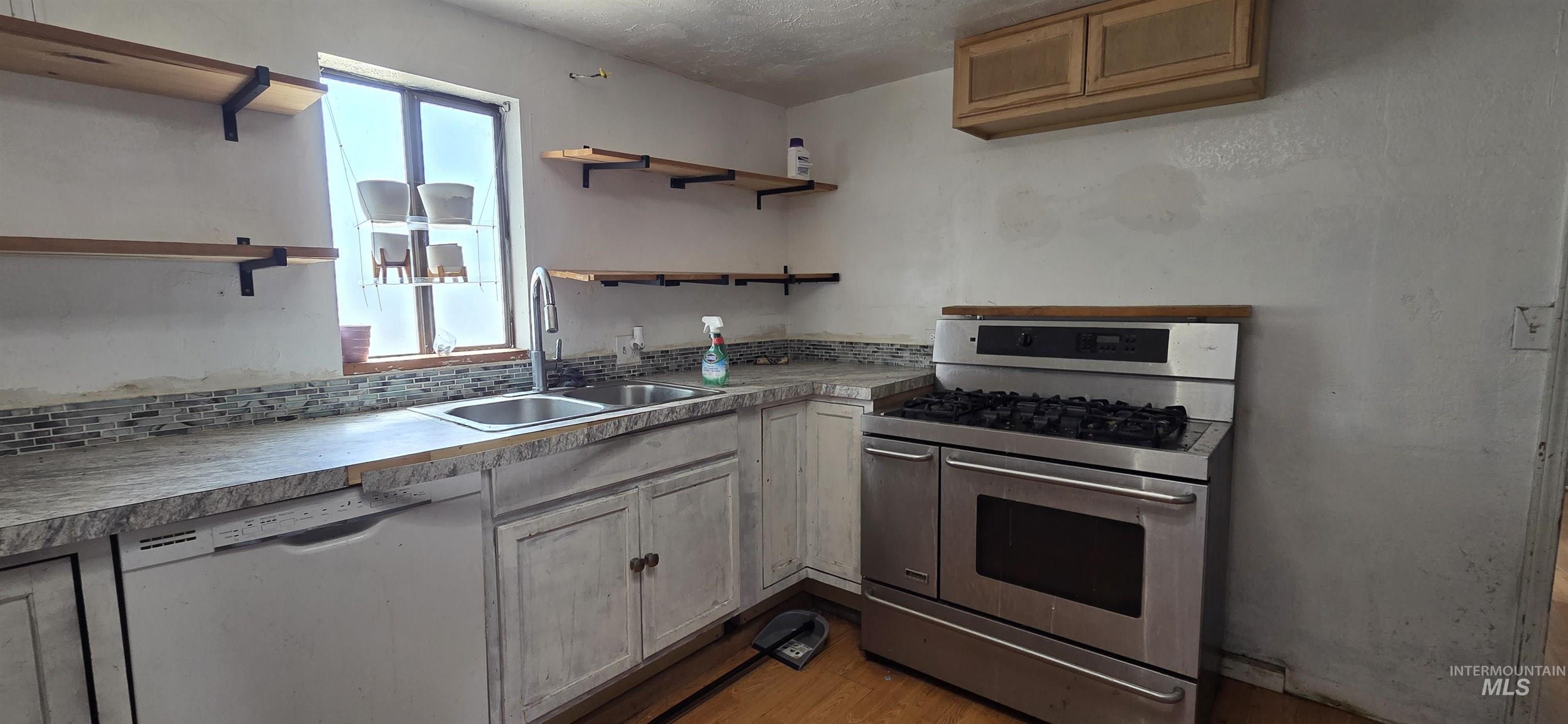 313 E Kearney St Property Photo 8