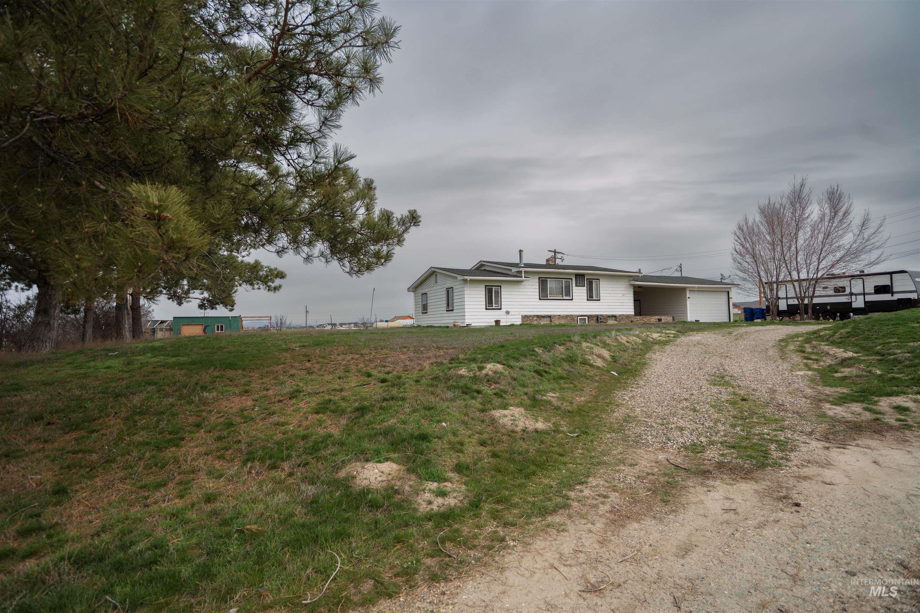 2815 Center Avenue Property Photo 5