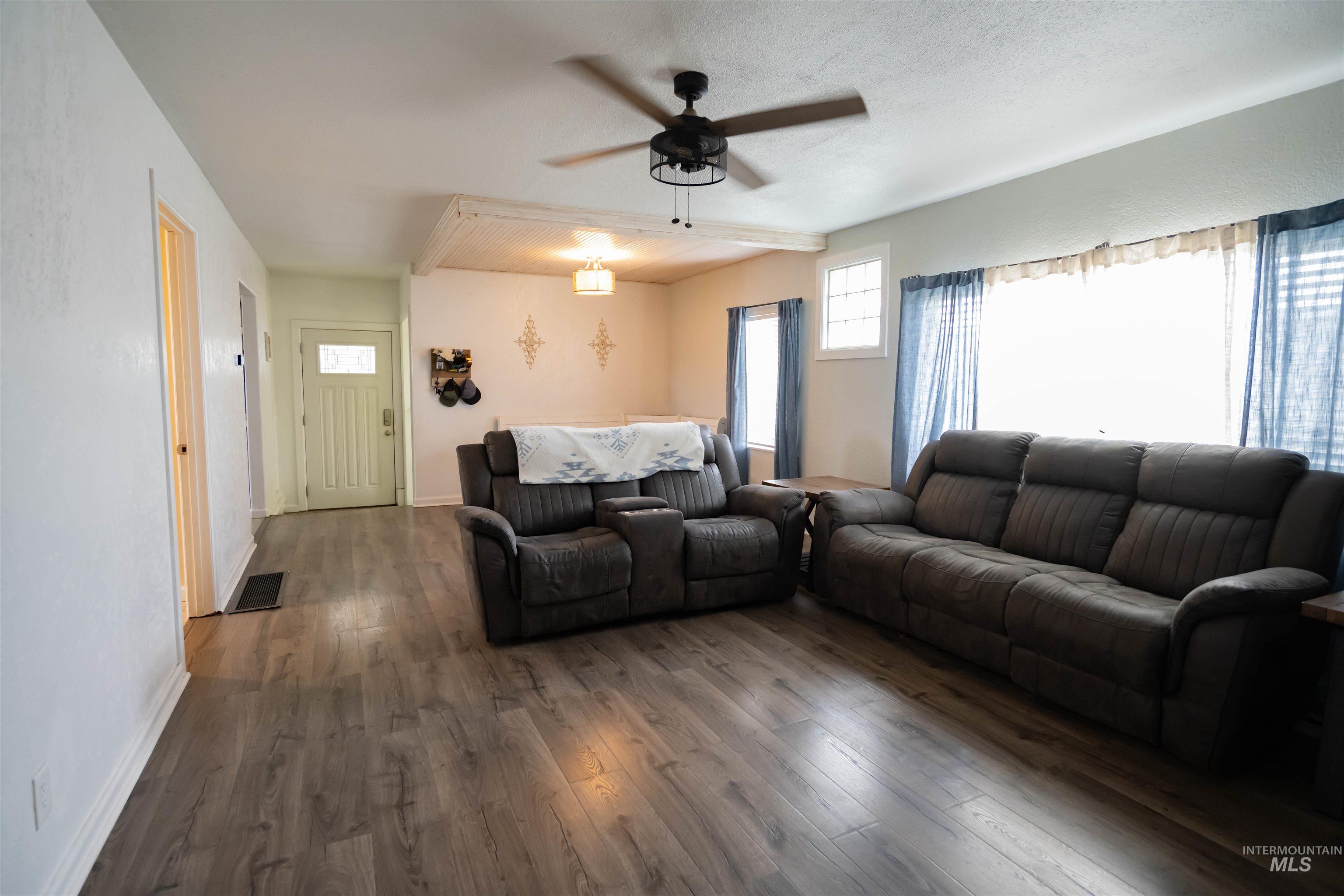 2815 Center Avenue Property Photo 11
