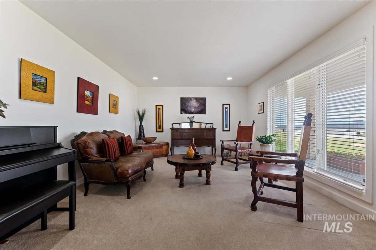 4609 N Mountain View Drive Property Photo 4