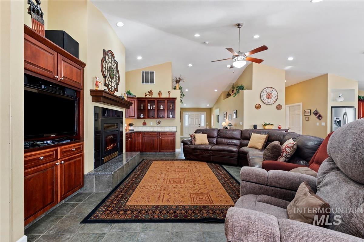 4609 N Mountain View Drive Property Photo 6