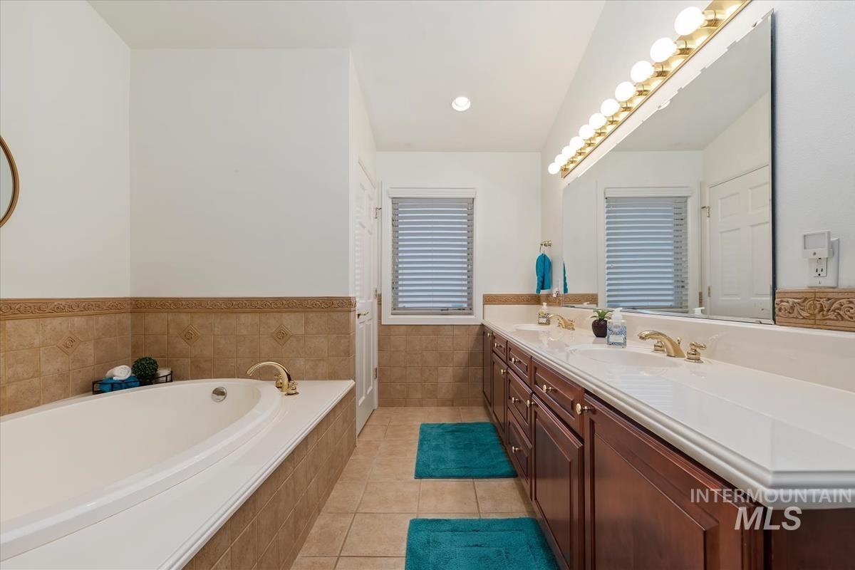 4609 N Mountain View Drive Property Photo 18