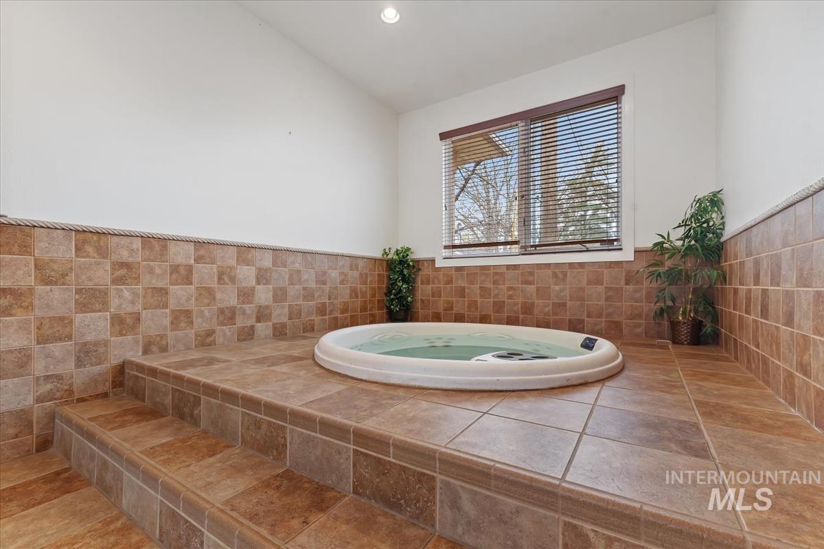 4609 N Mountain View Drive Property Photo 28