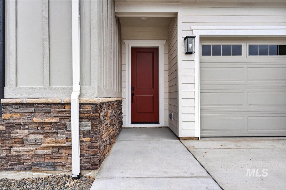 1363 Stirling Meadows Property Photo 2