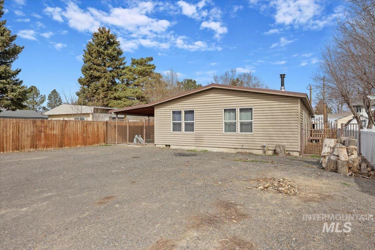 420 E Avenue C Property Photo 3
