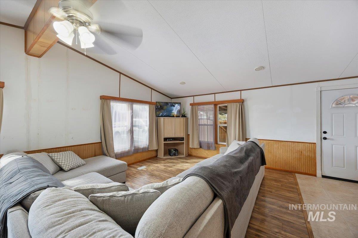 420 E Avenue C Property Photo 4