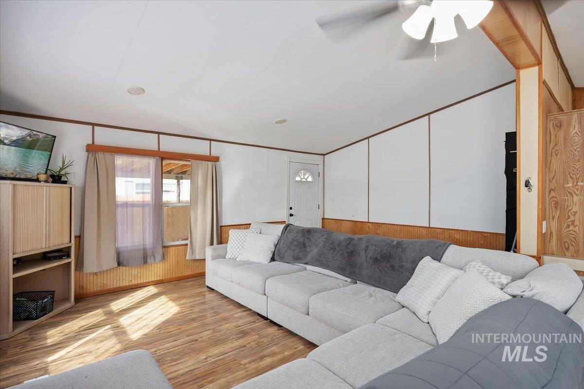420 E Avenue C Property Photo 6