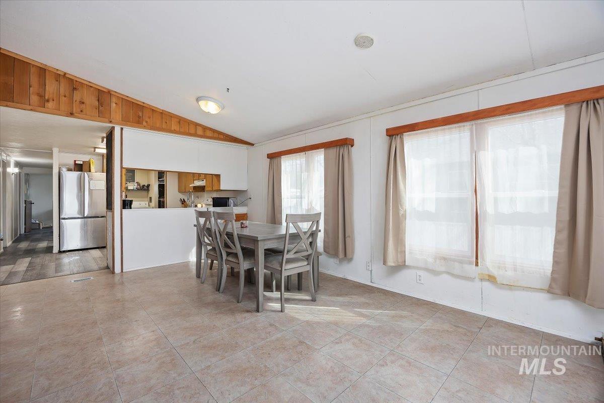 420 E Avenue C Property Photo 9