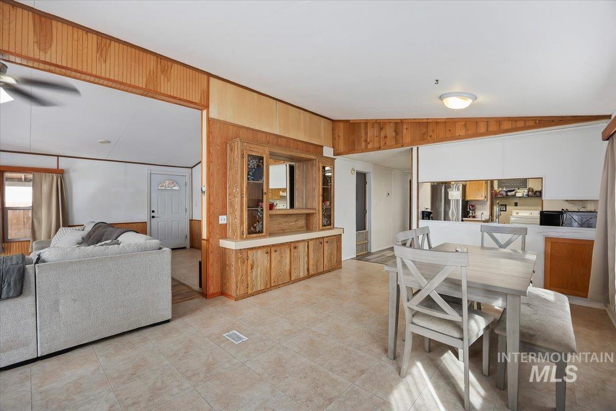 420 E Avenue C Property Photo 10