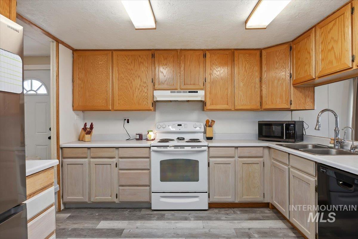 420 E Avenue C Property Photo 16