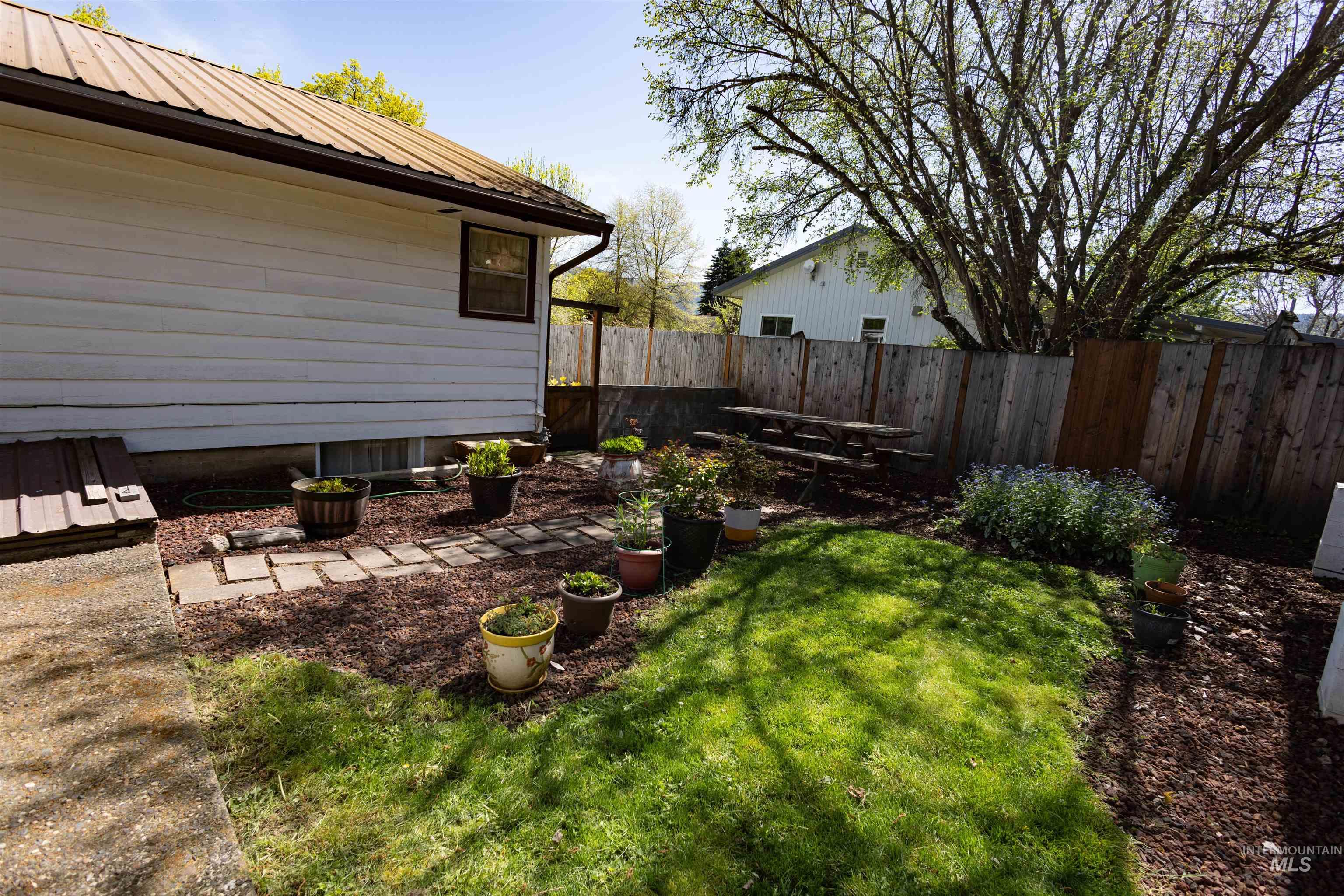 712 Hill St Property Photo 10