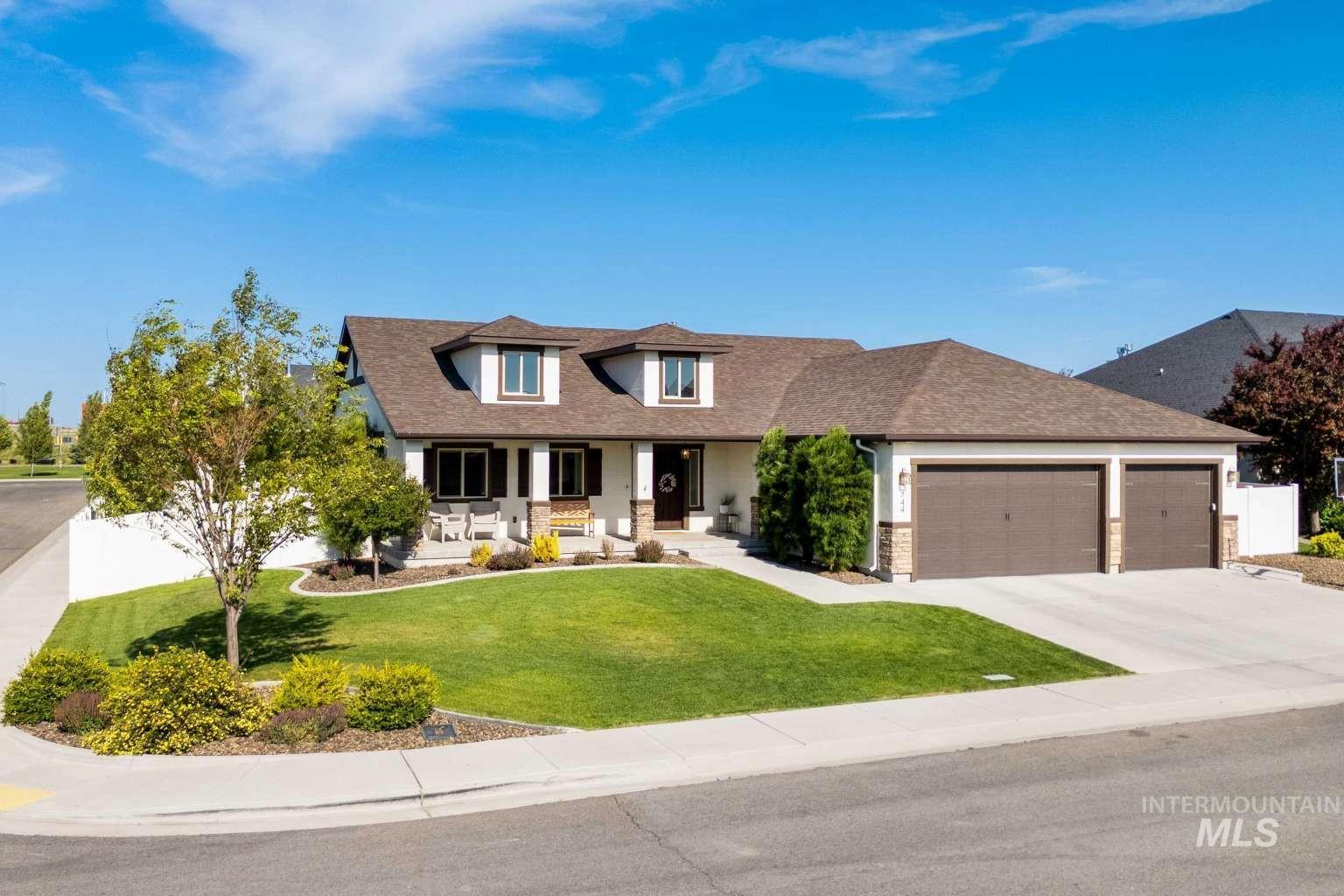 744 Midnight Sun Loop Property Photo 1