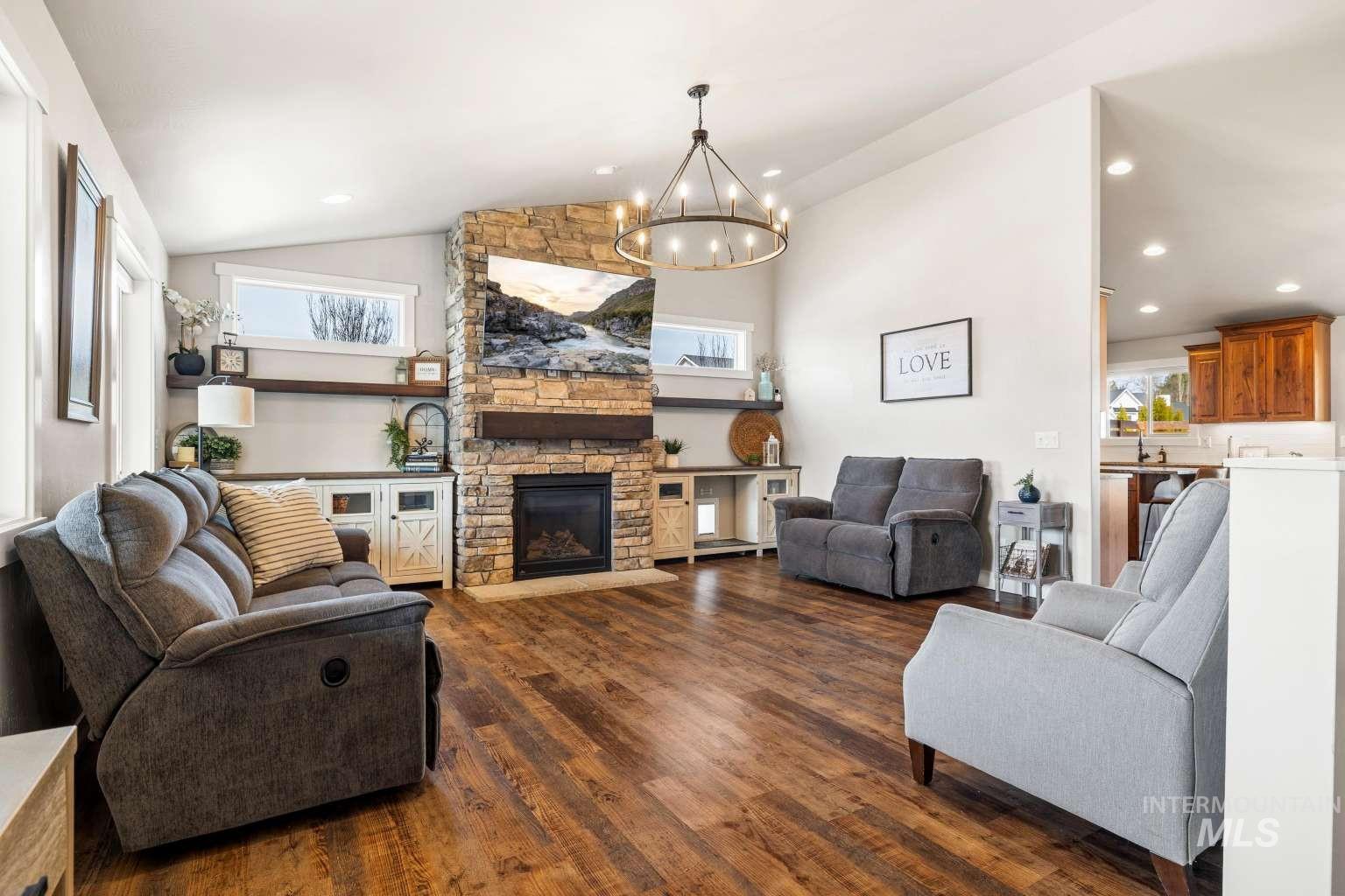 744 Midnight Sun Loop Property Photo 4