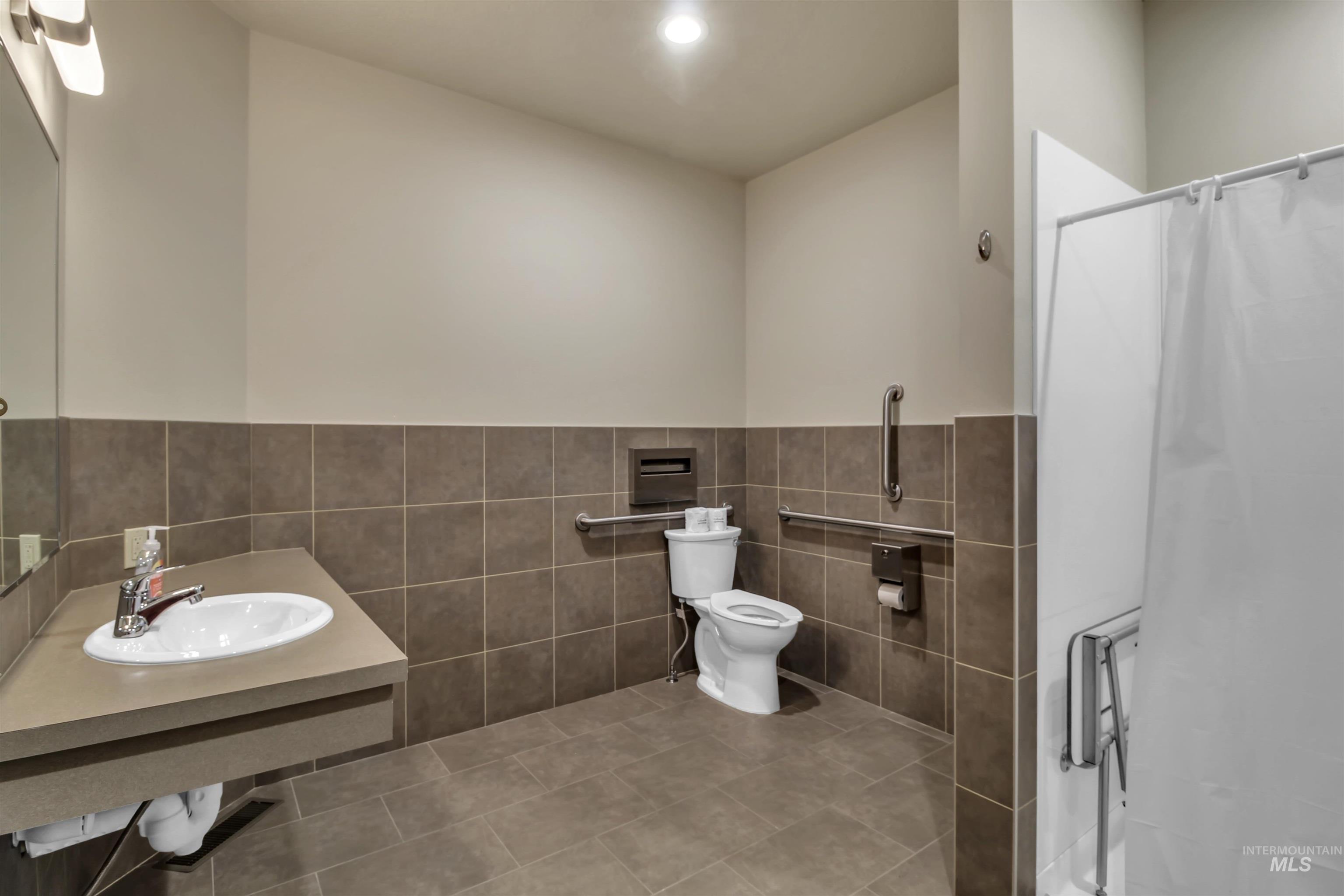 1408 Pomerelle Ave Ste B Property Photo 9
