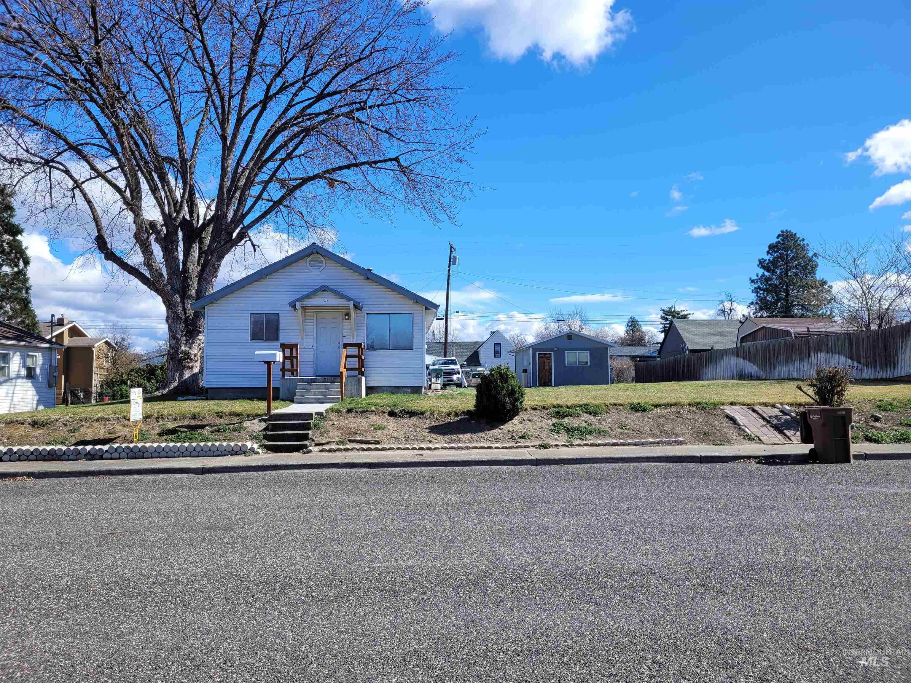 517 12th St Property Photo 1