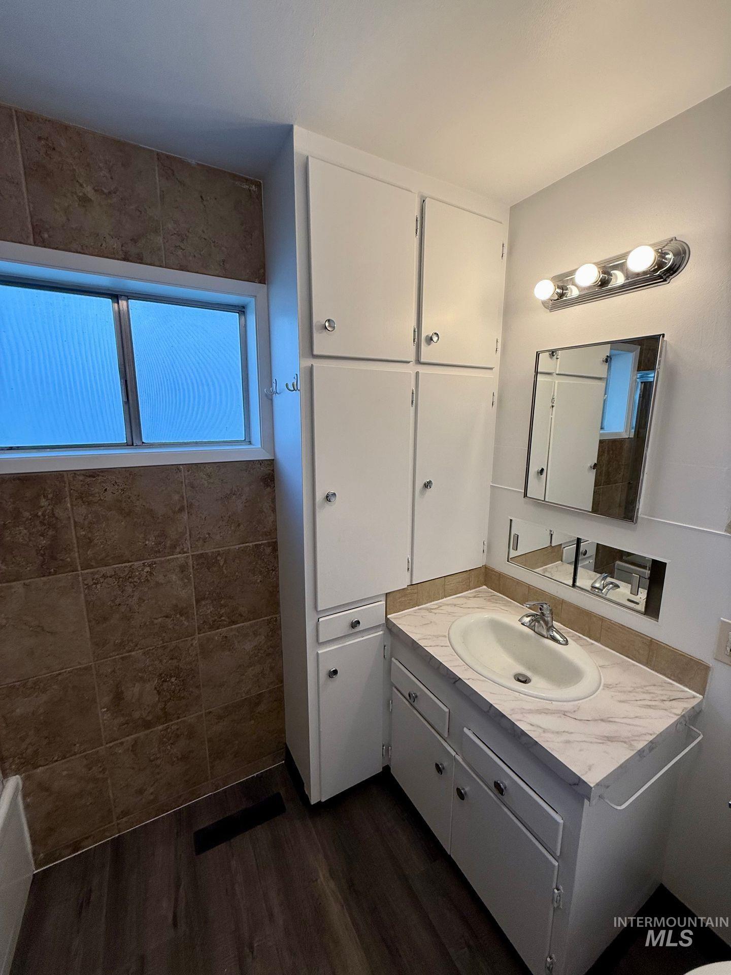 517 12th St Property Photo 6