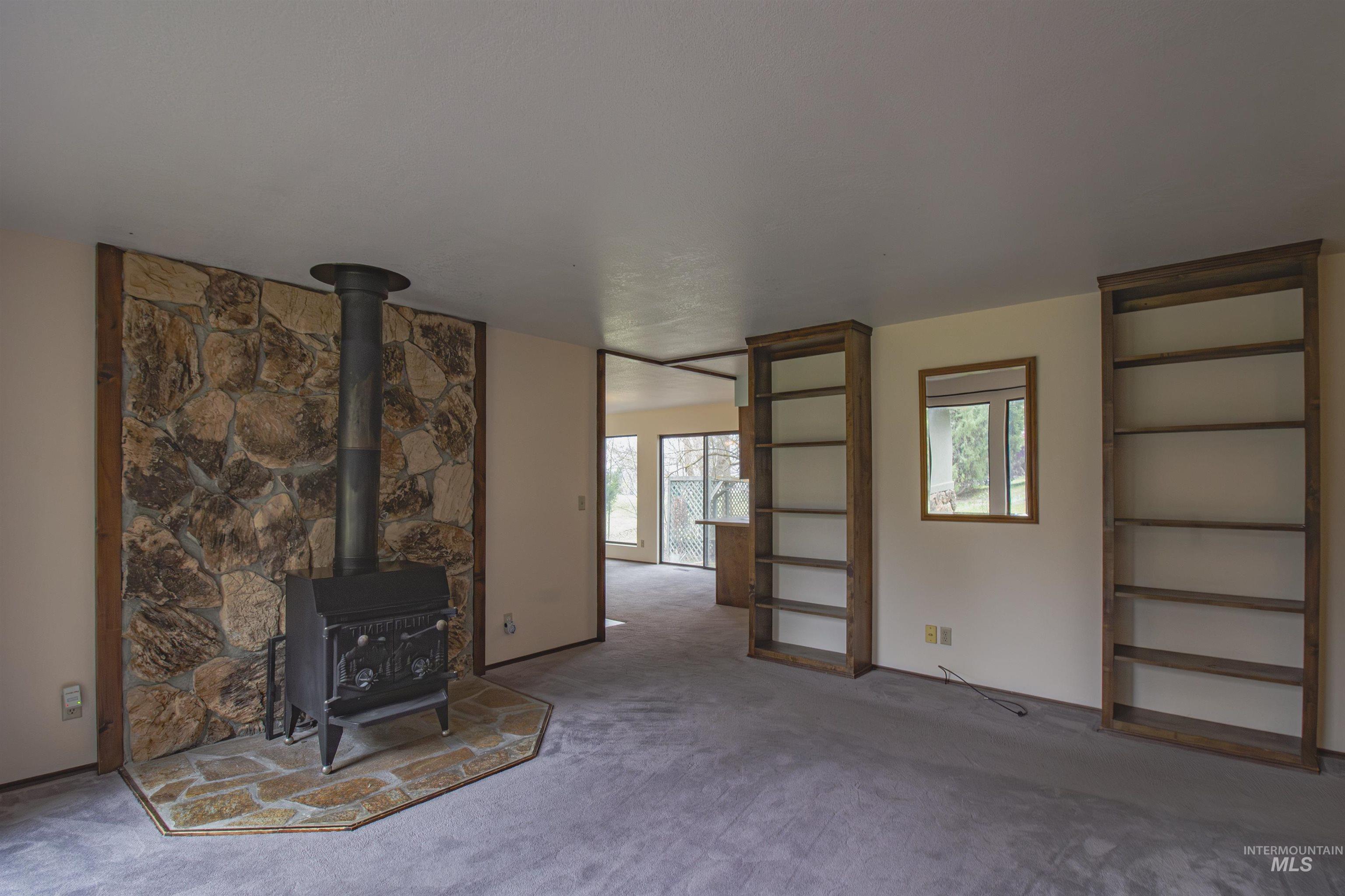 2465 Center Avenue Property Photo 3