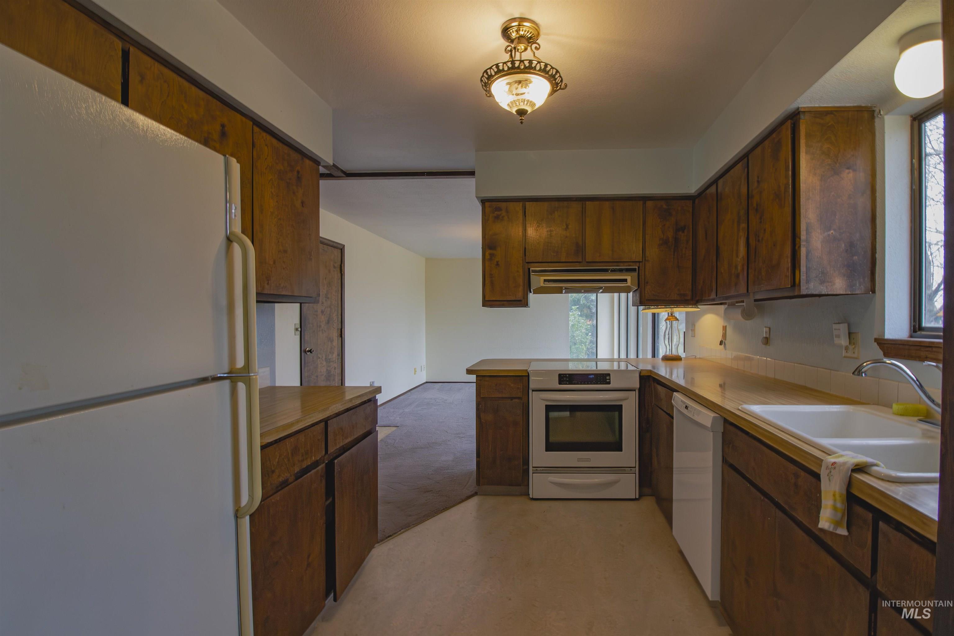 2465 Center Avenue Property Photo 8