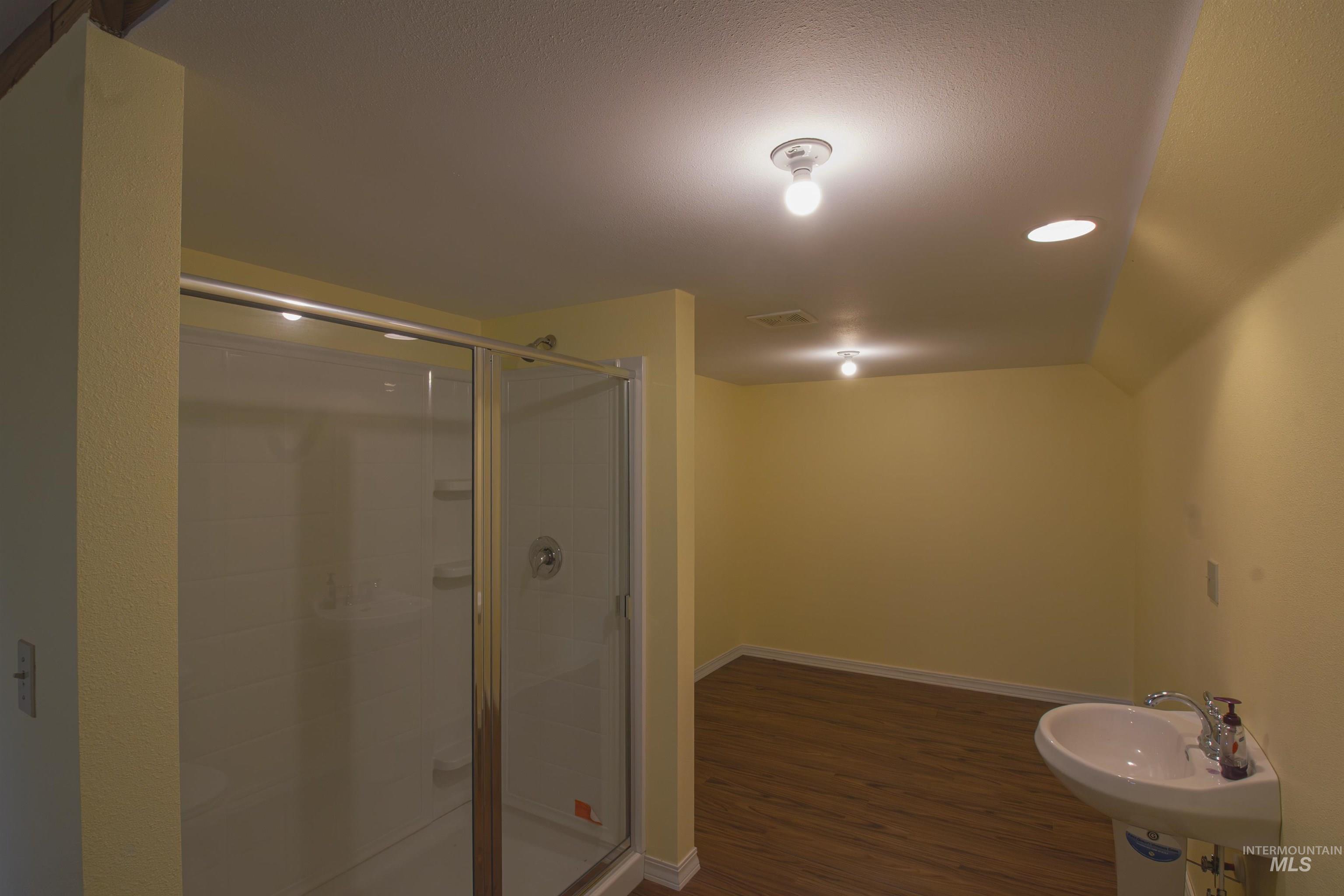 2465 Center Avenue Property Photo 25