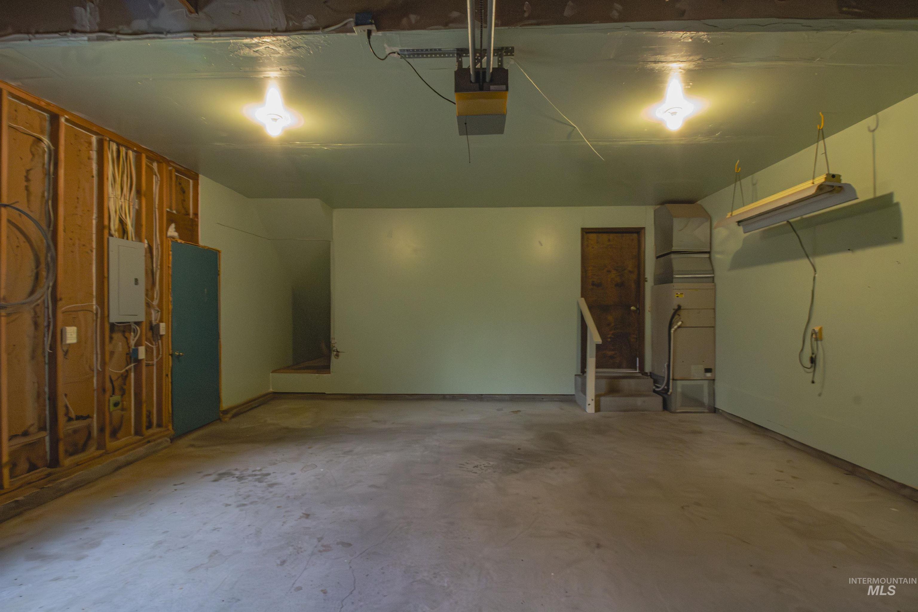 2465 Center Avenue Property Photo 27