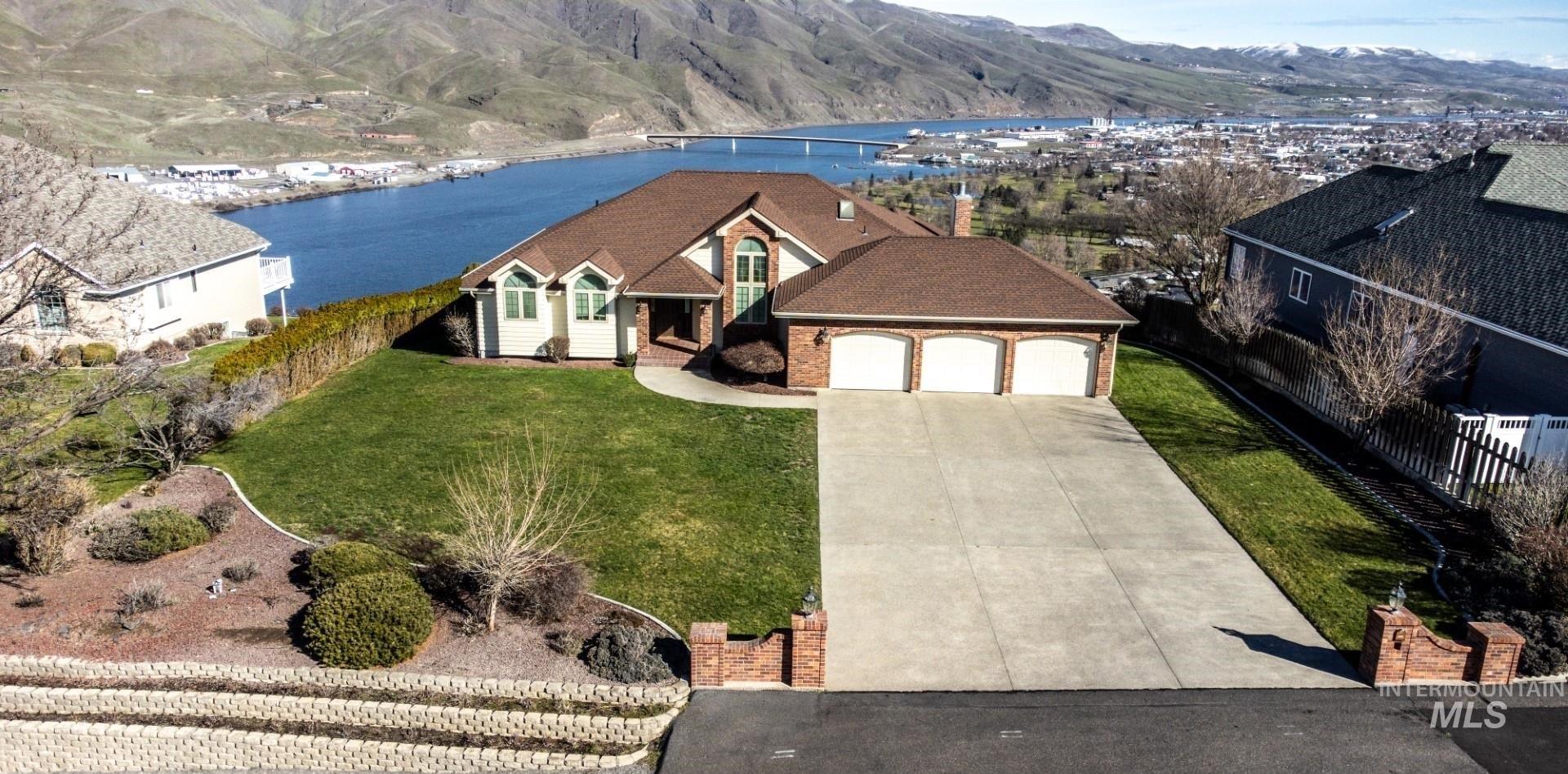 2530 Valleyview Drive Property Photo 1