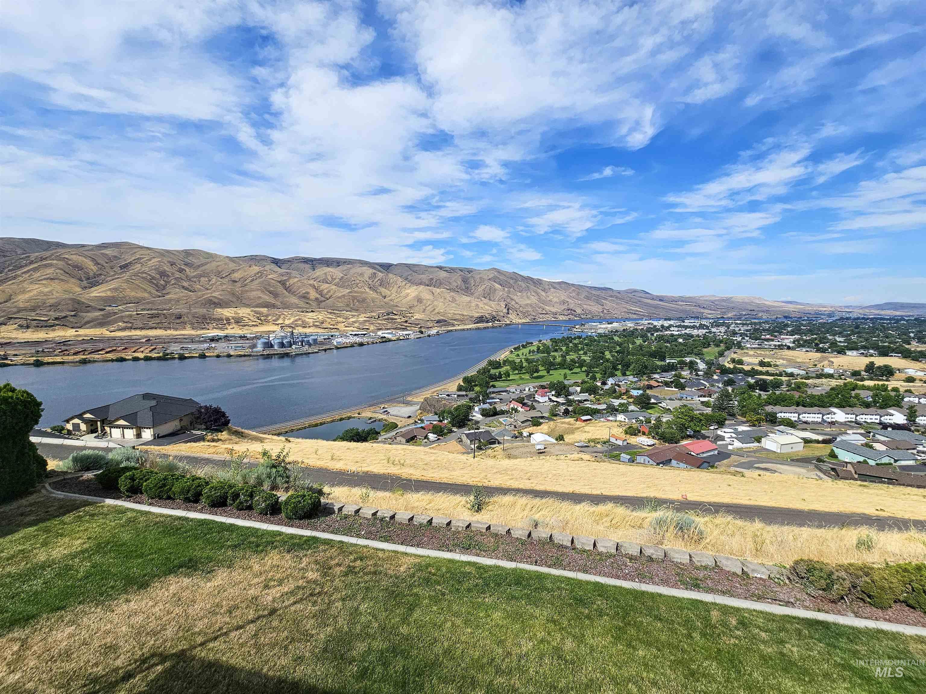 2530 Valleyview Drive Property Photo 2