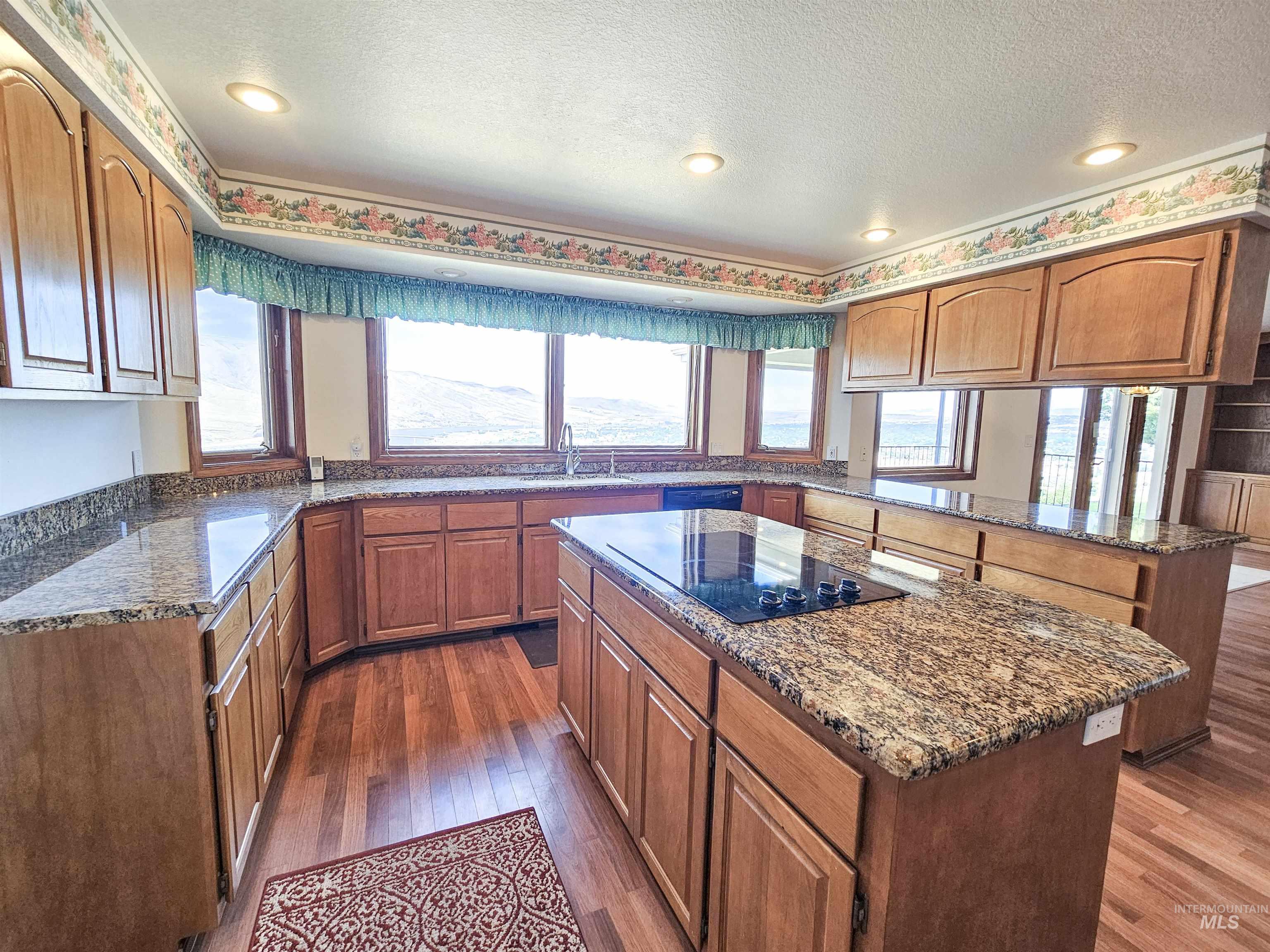 2530 Valleyview Drive Property Photo 7