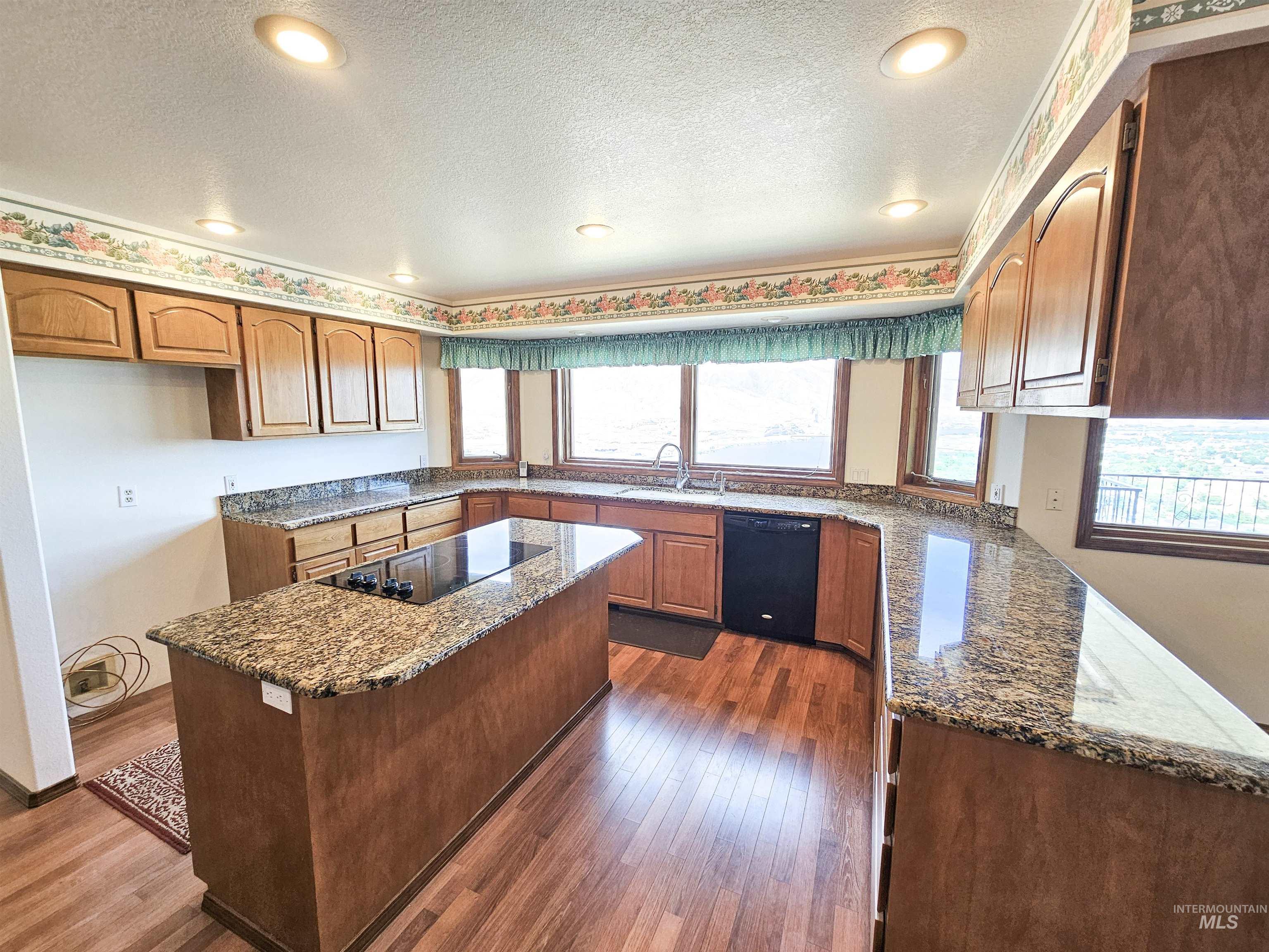 2530 Valleyview Drive Property Photo 8